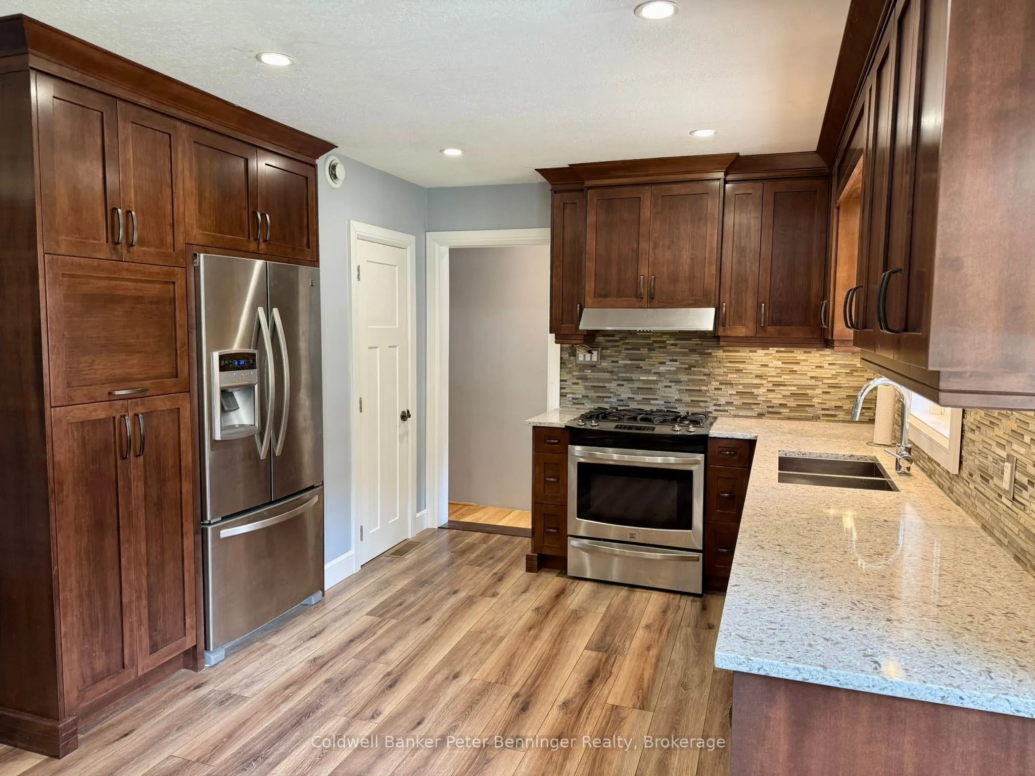 10 Brownlee Street S