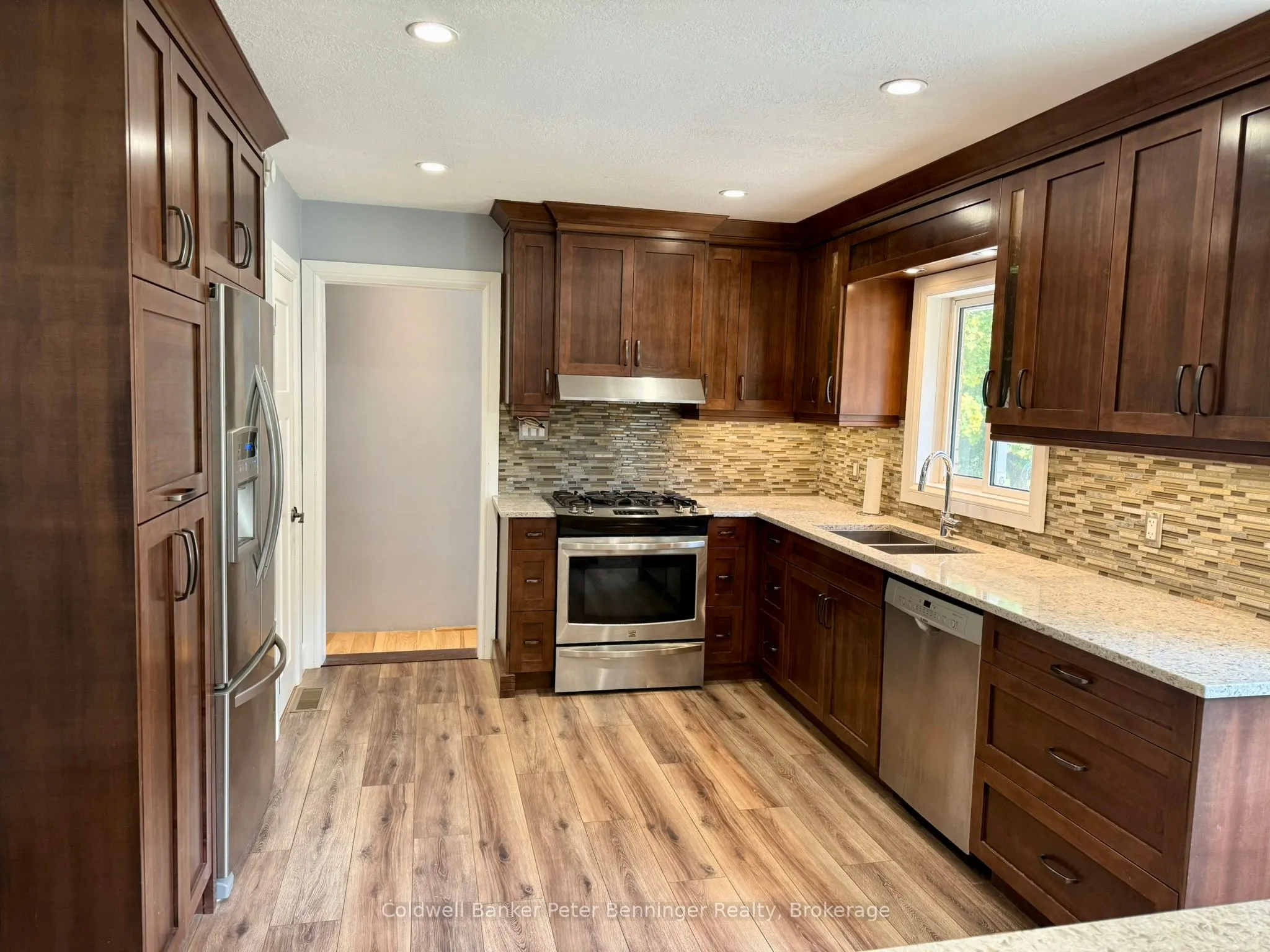 10 Brownlee Street S