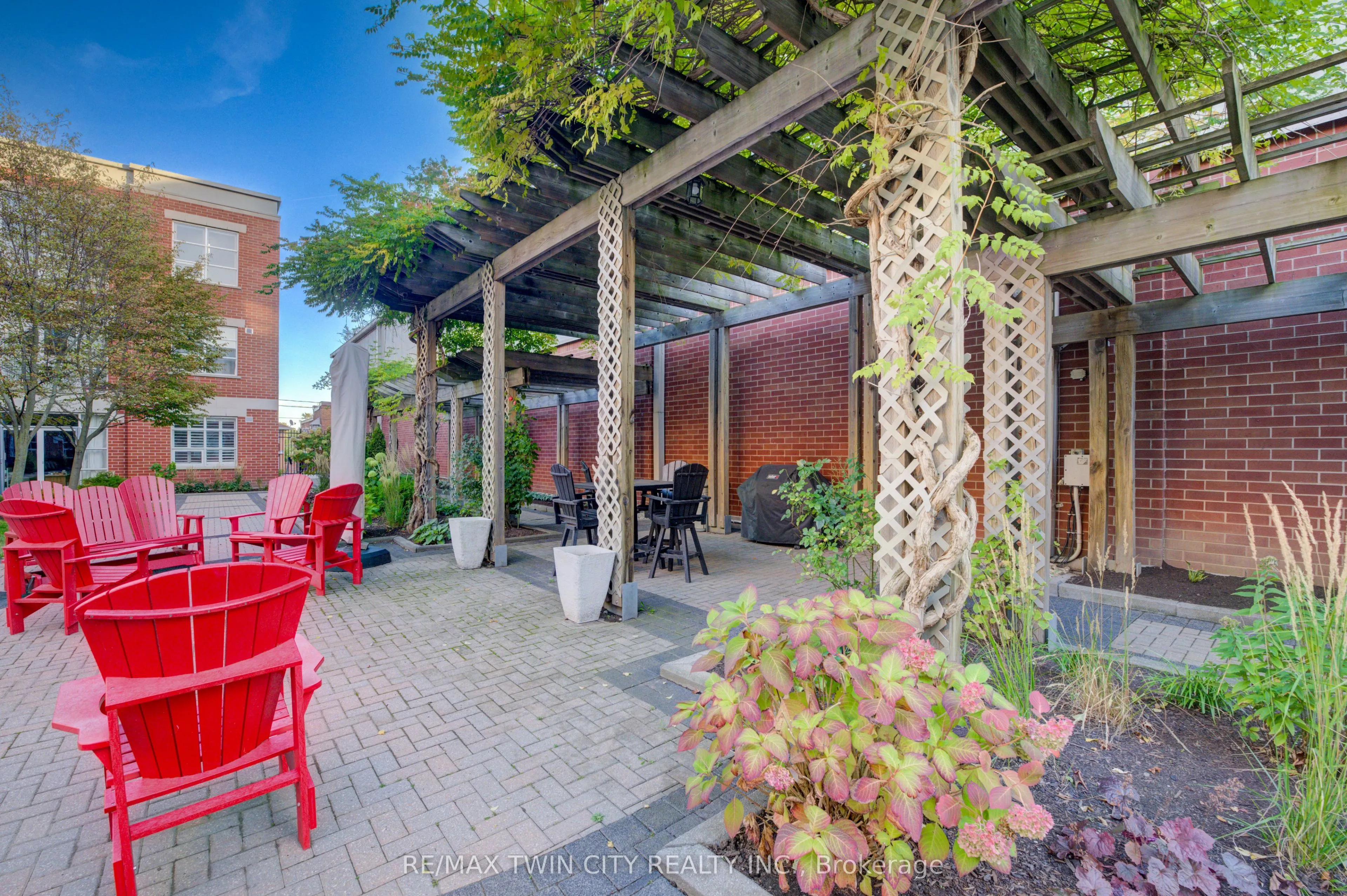 165 Duke Street E, #105