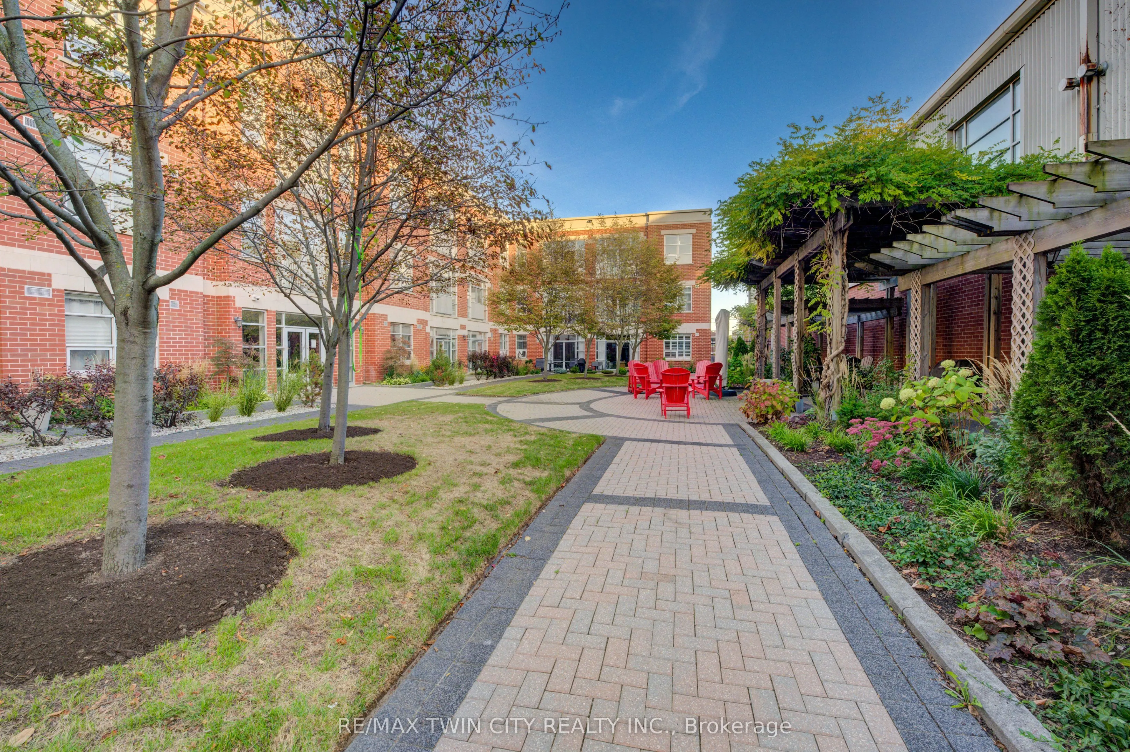 165 Duke Street E, #105