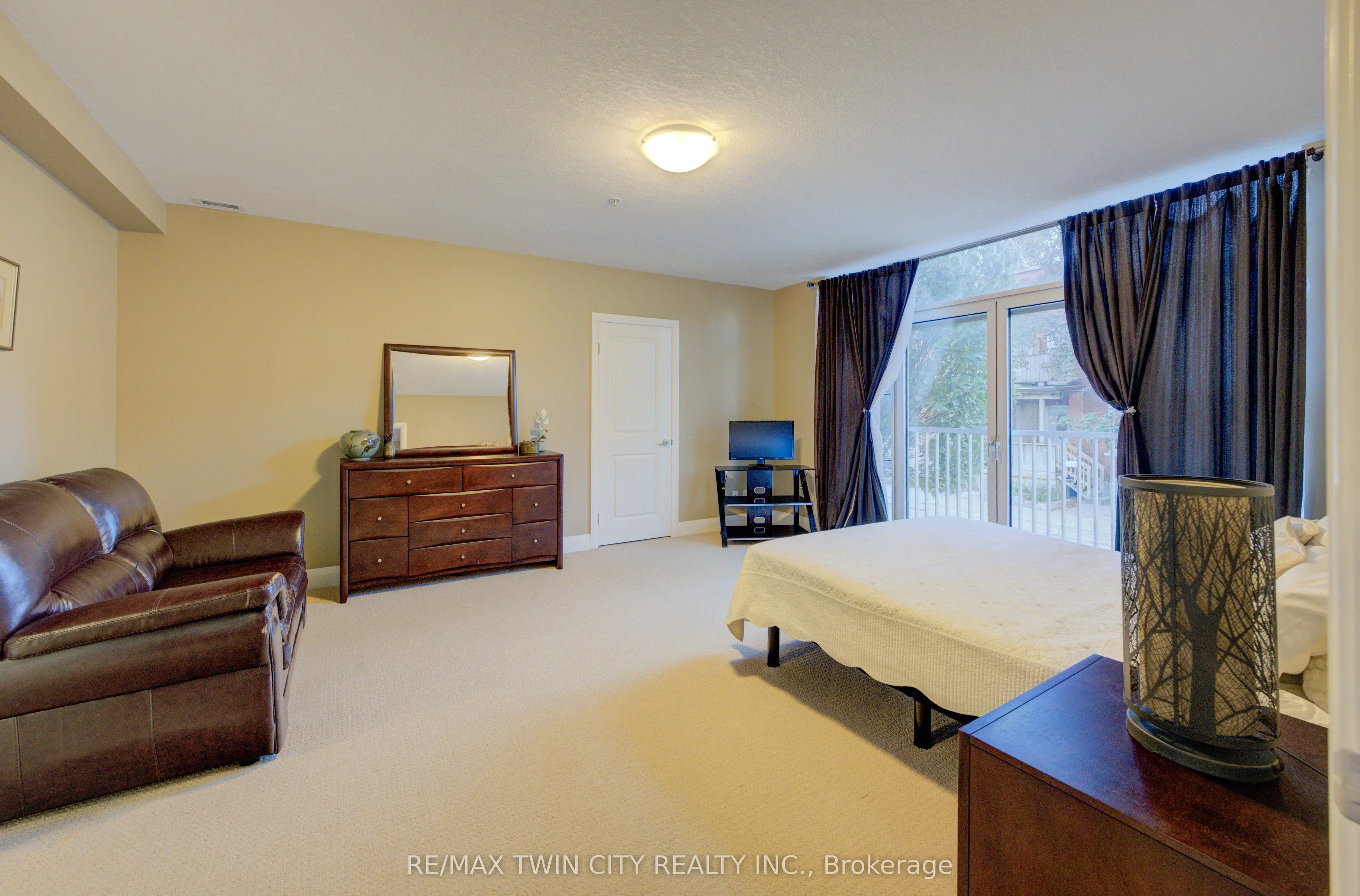 165 Duke Street E, #105