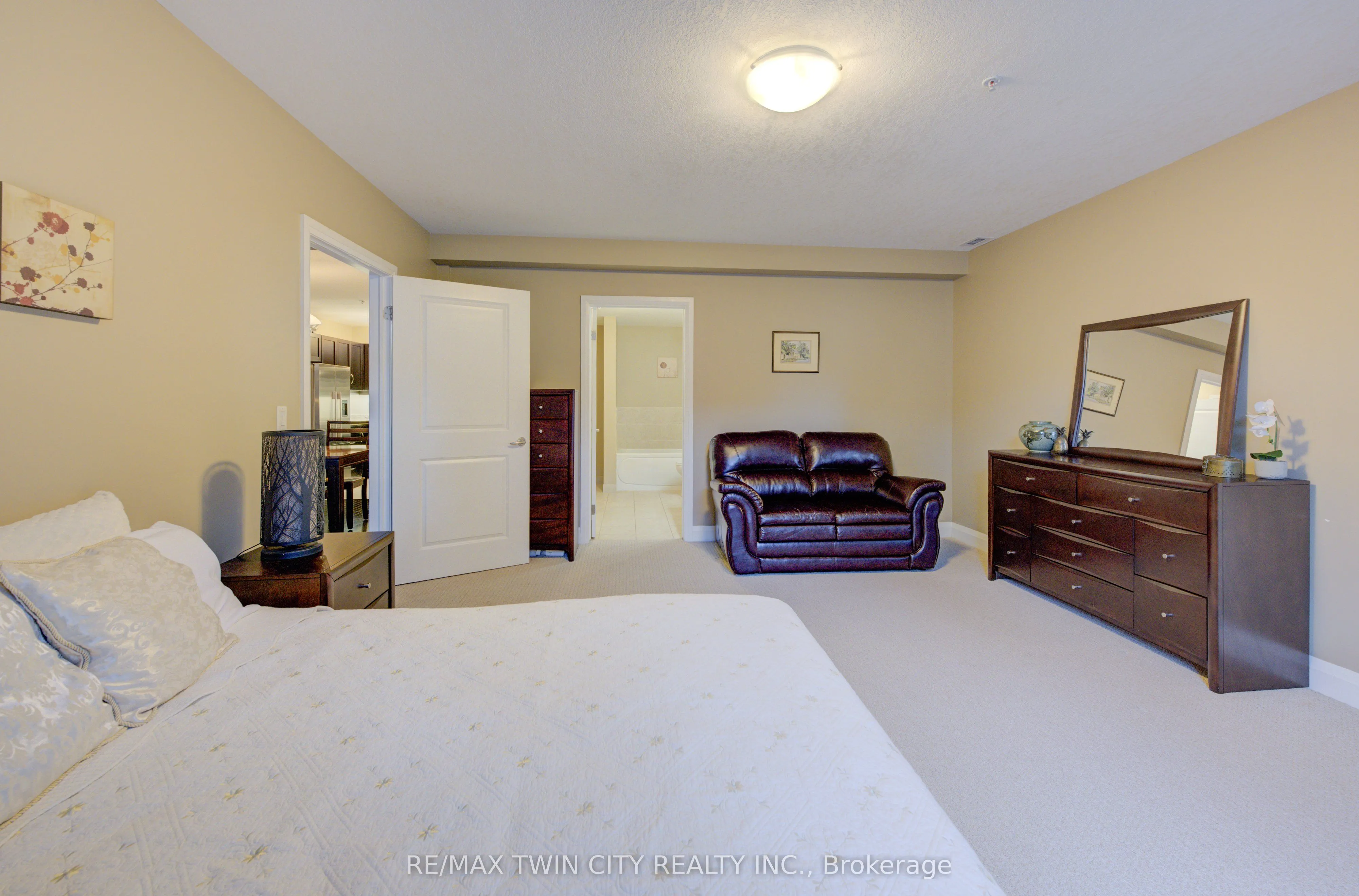 165 Duke Street E, #105