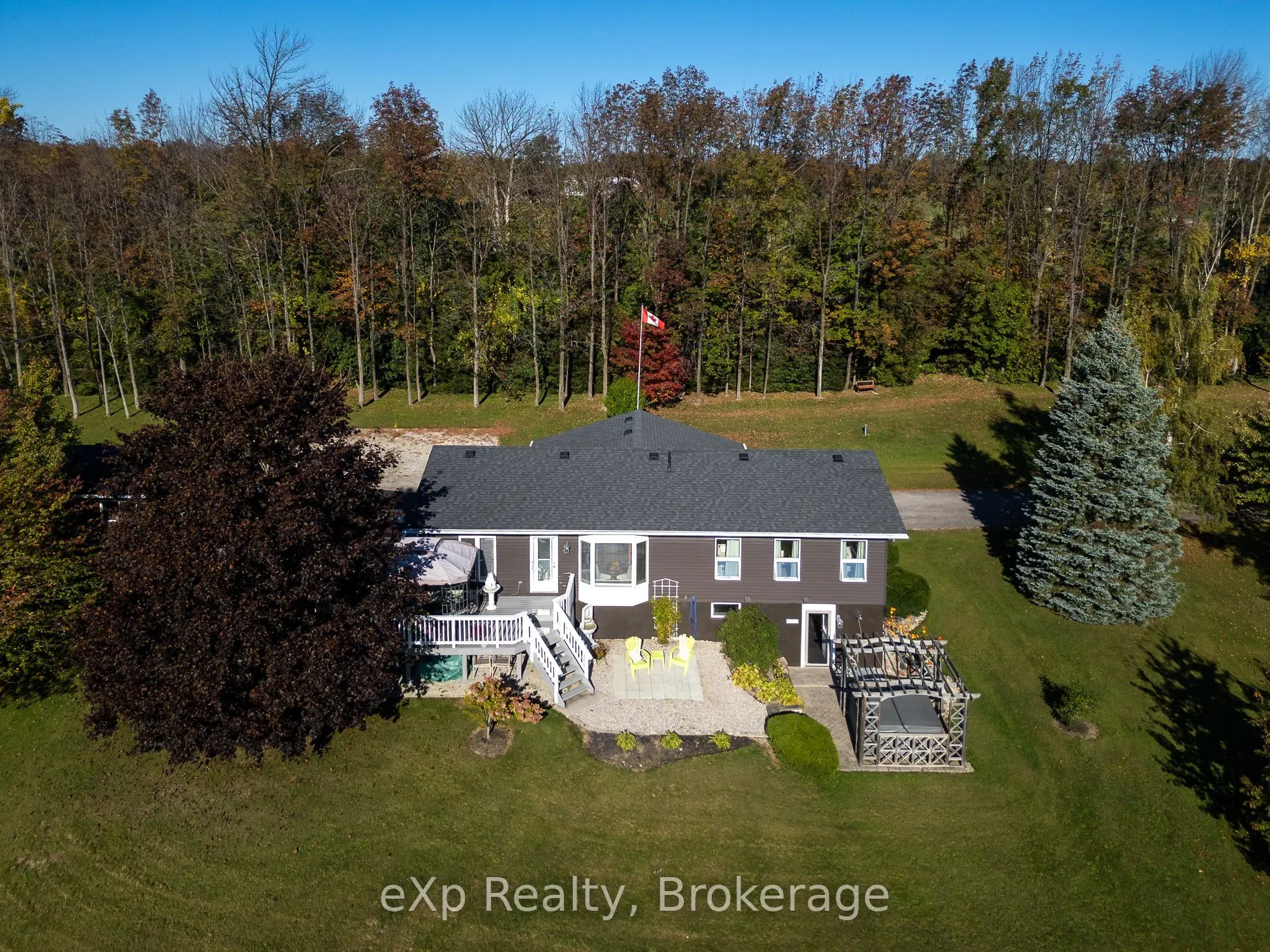 363912 18 Side Road