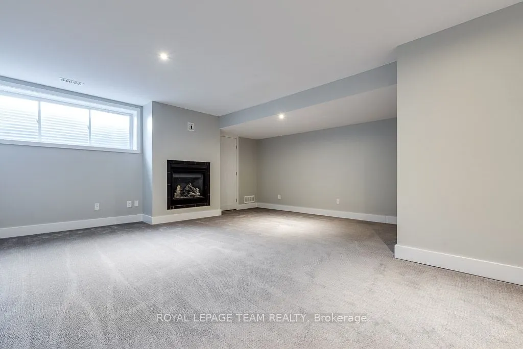 324 Fergus Crescent