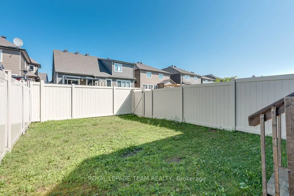 324 Fergus Crescent