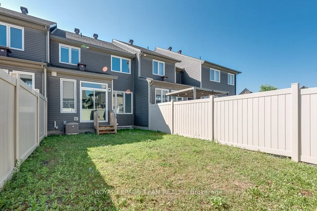 324 Fergus Crescent