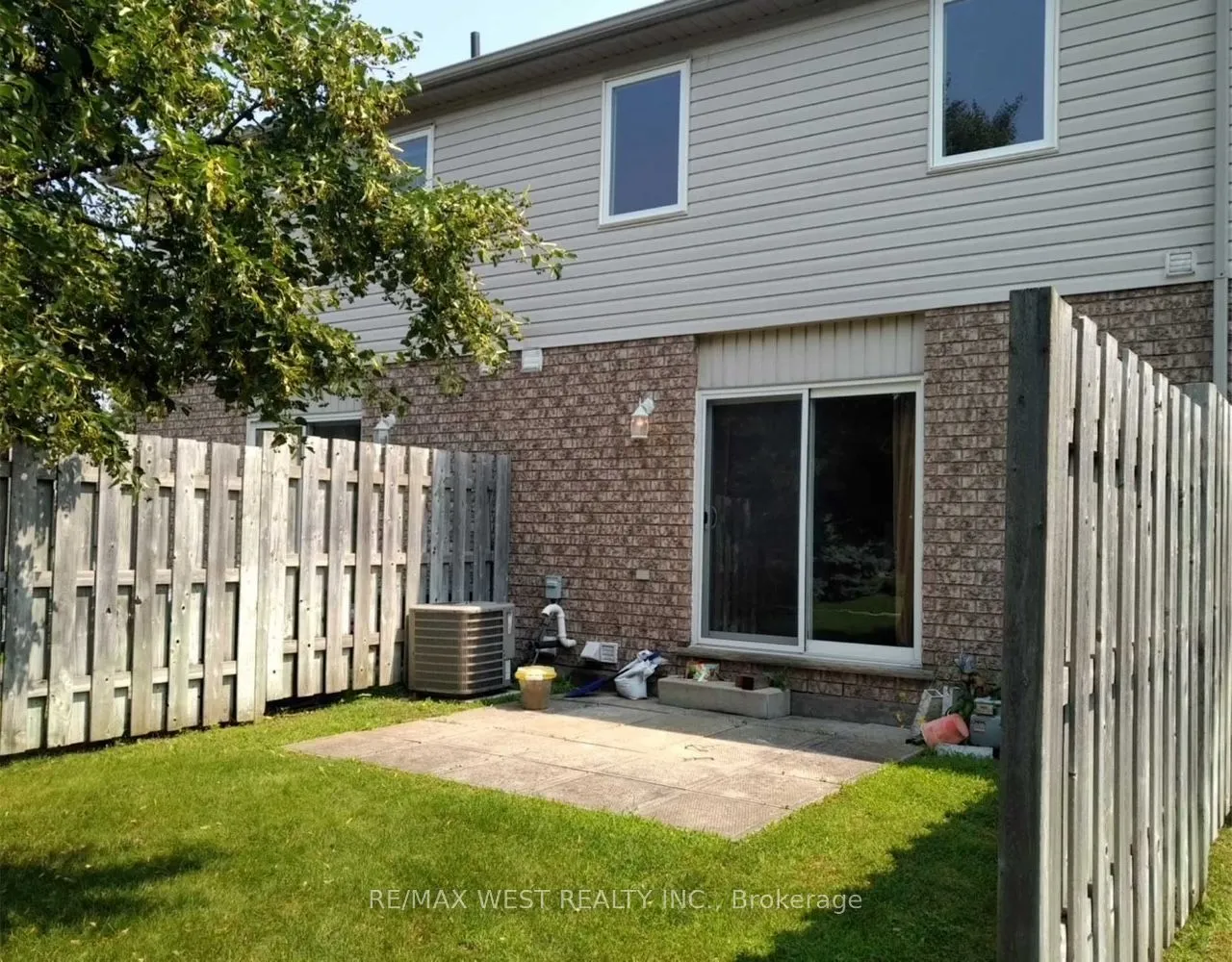 15 Roehampton Crescent, #01