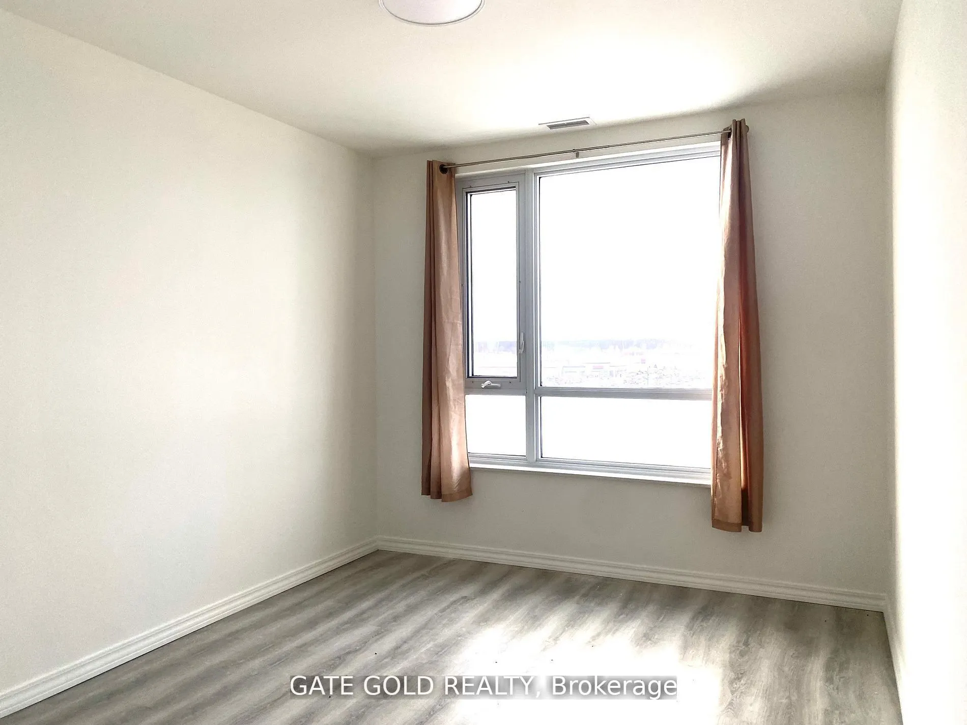 513  # 1098 PAISLEY Road W, #513