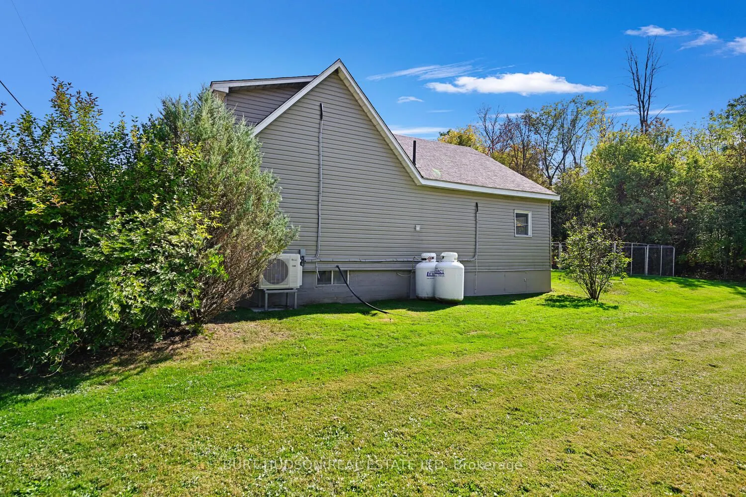 7 Simcoe Street
