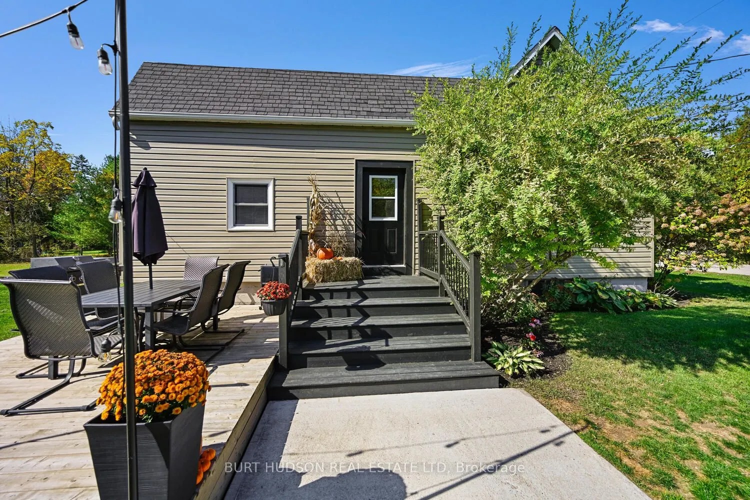 7 Simcoe Street