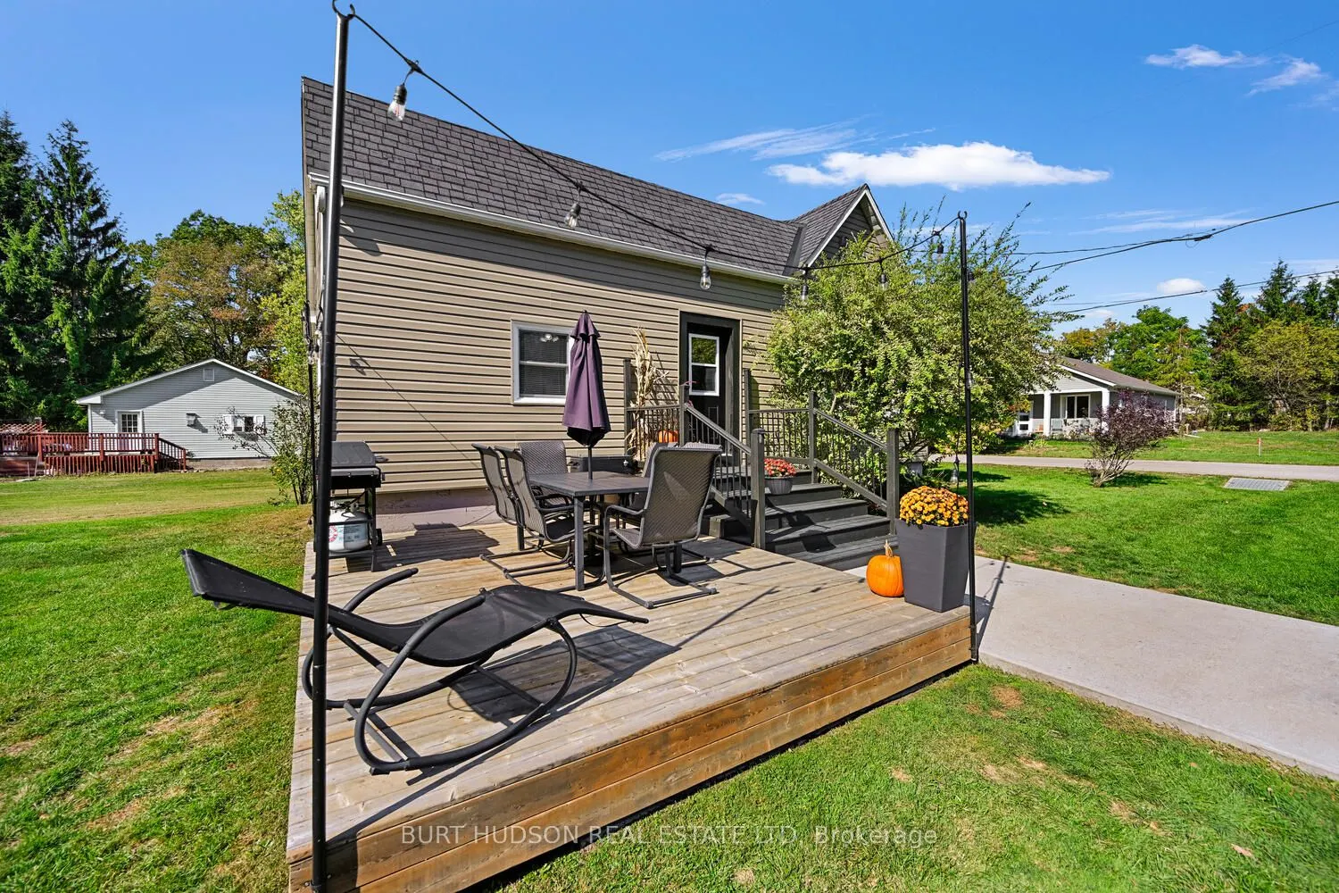 7 Simcoe Street