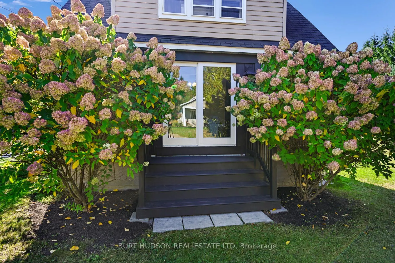 7 Simcoe Street