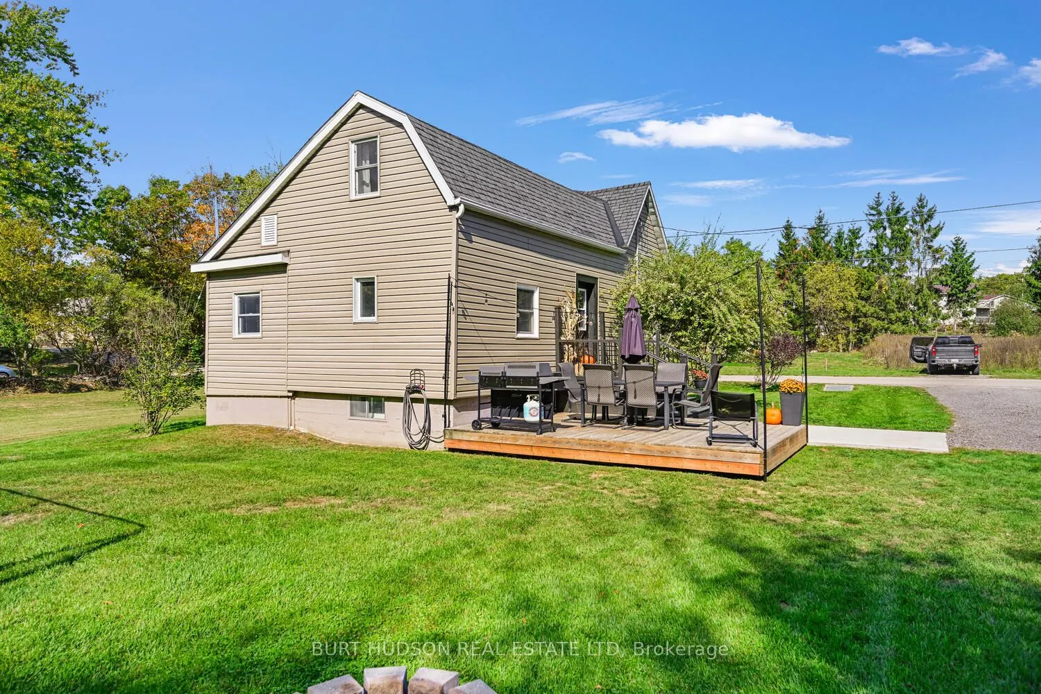 7 Simcoe Street