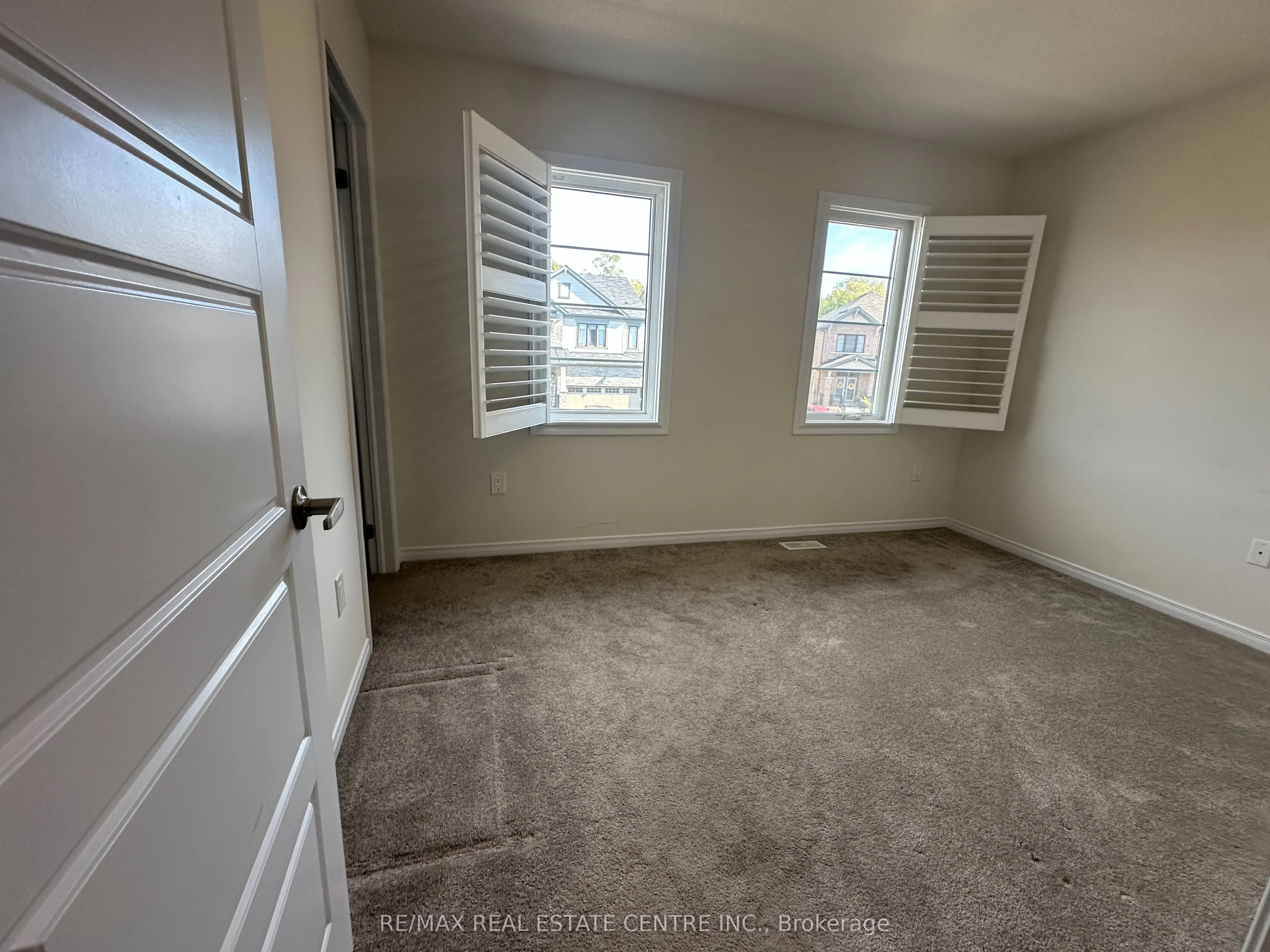 49 Queens Mary Drive S