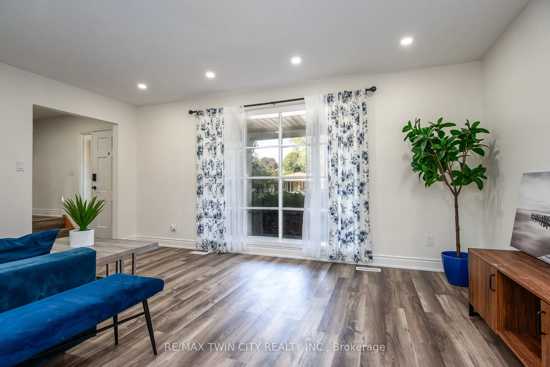 389 Dunvegan Drive