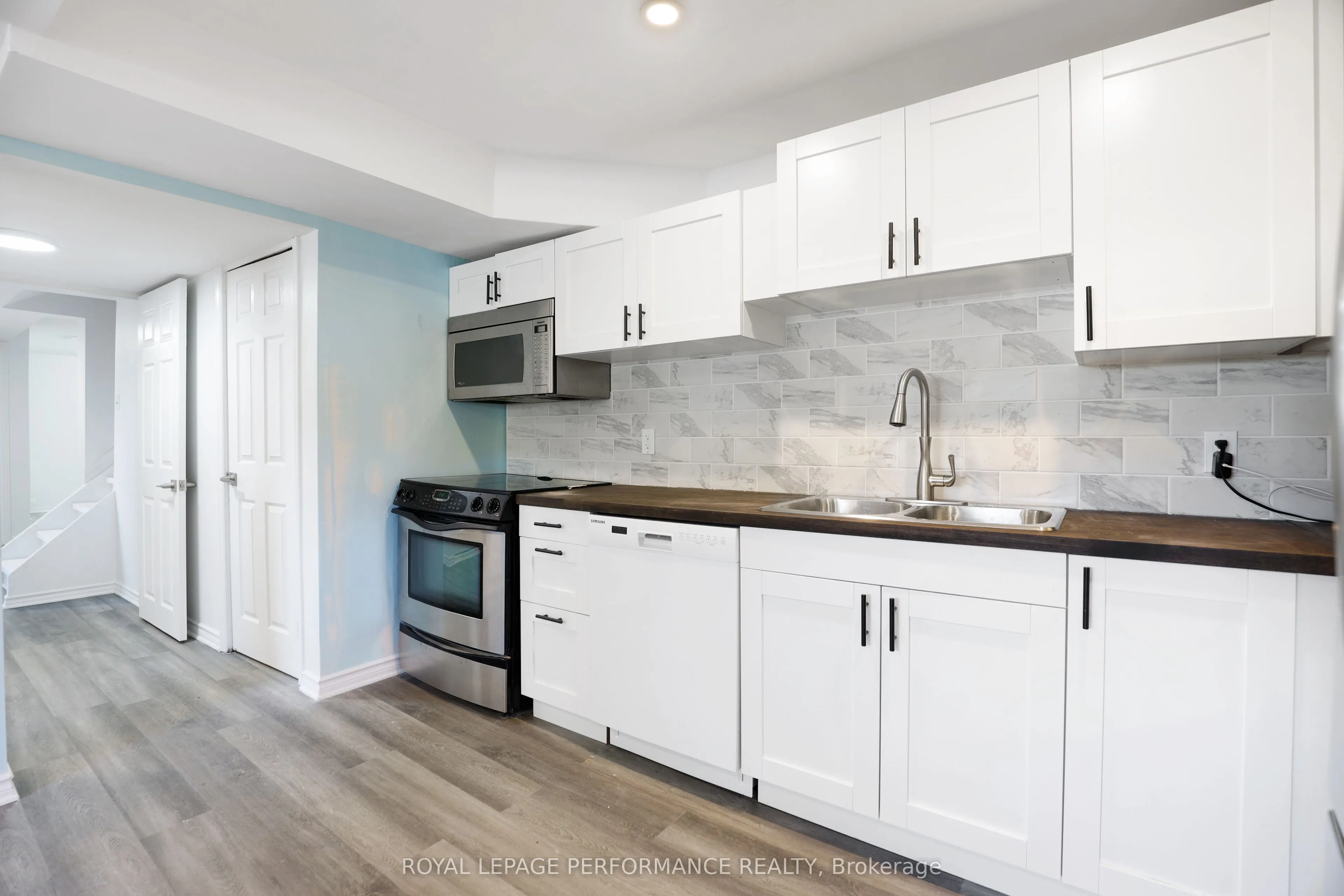 142 Meadowlands Drive W