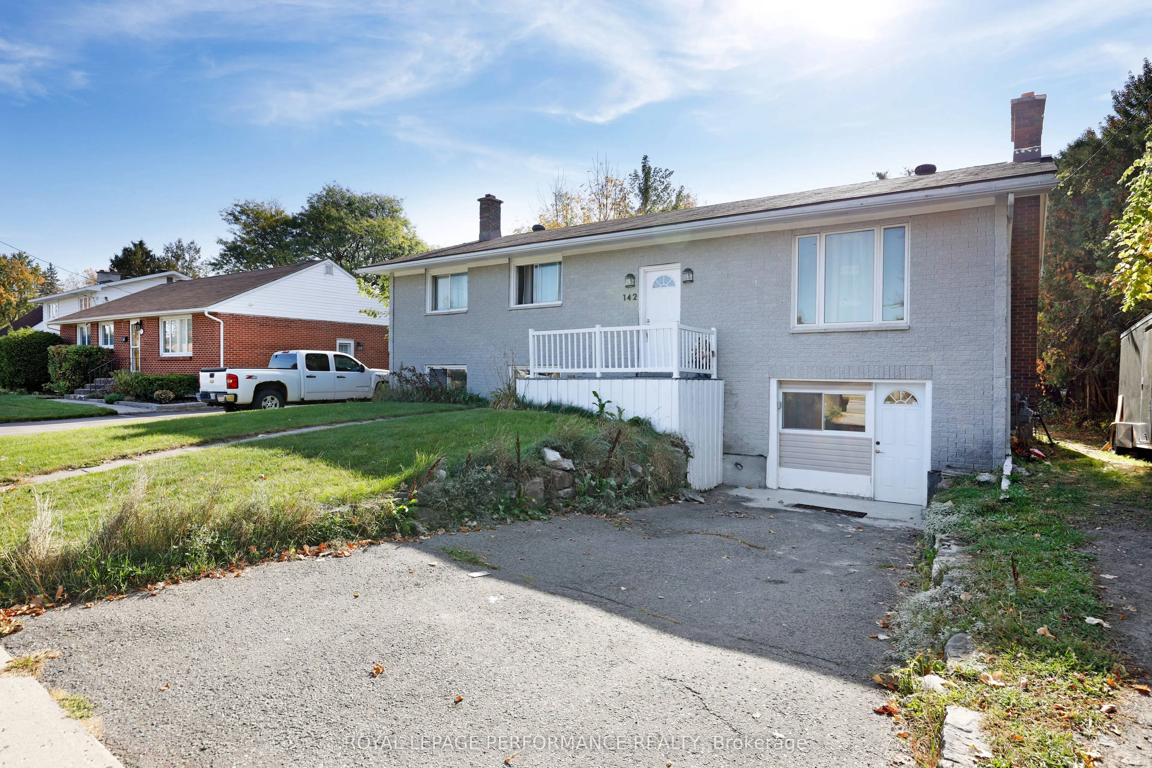 142 Meadowlands Drive W