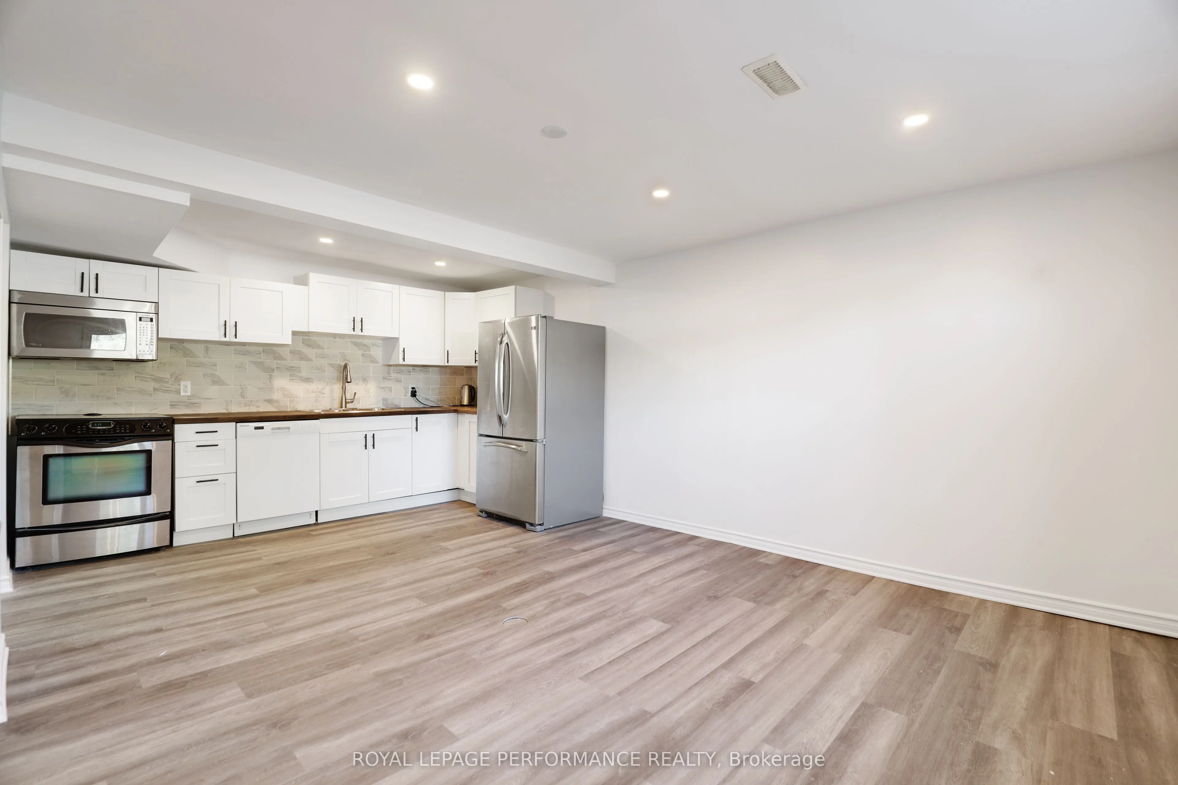 142 Meadowlands Drive W