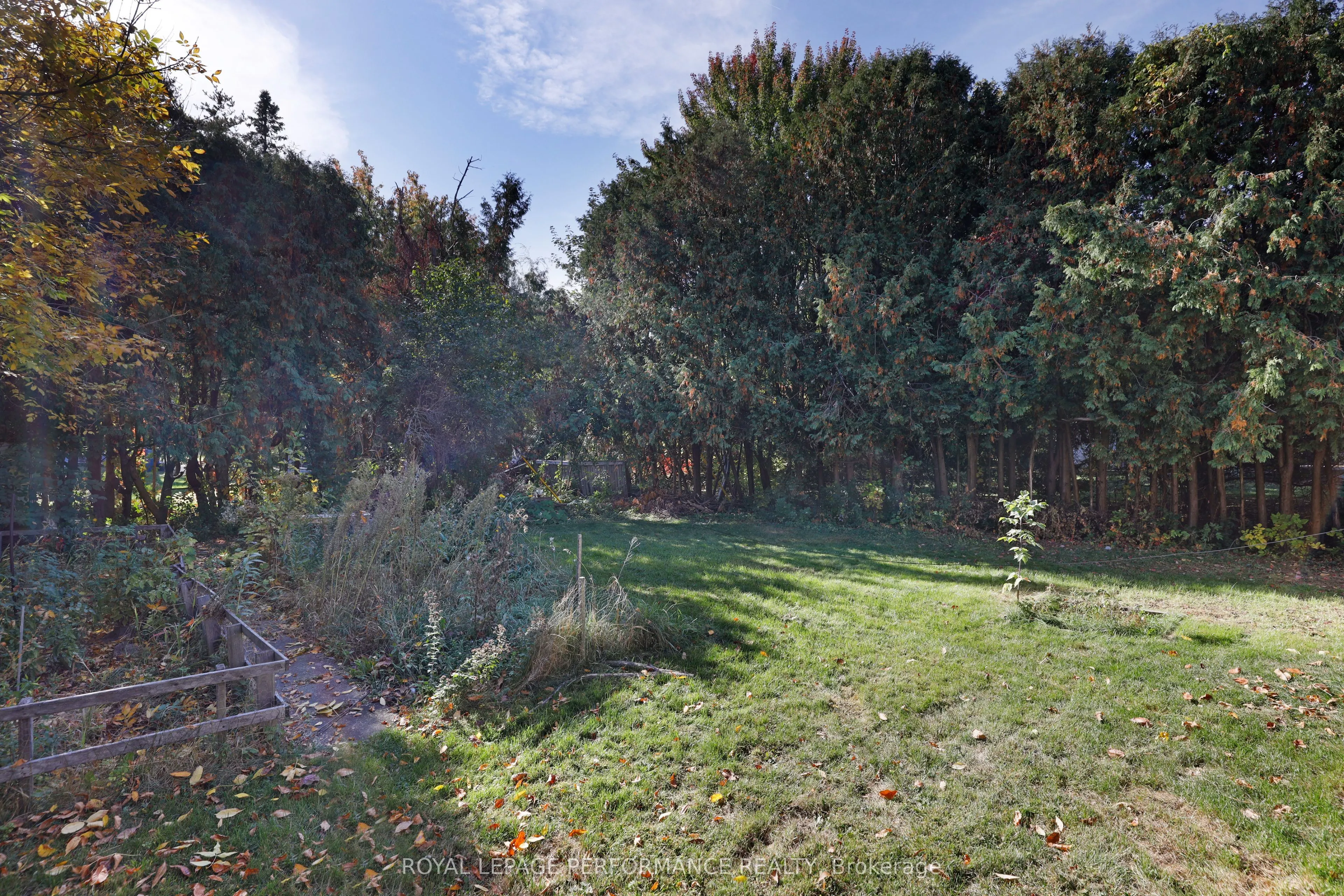 142 Meadowlands Drive W