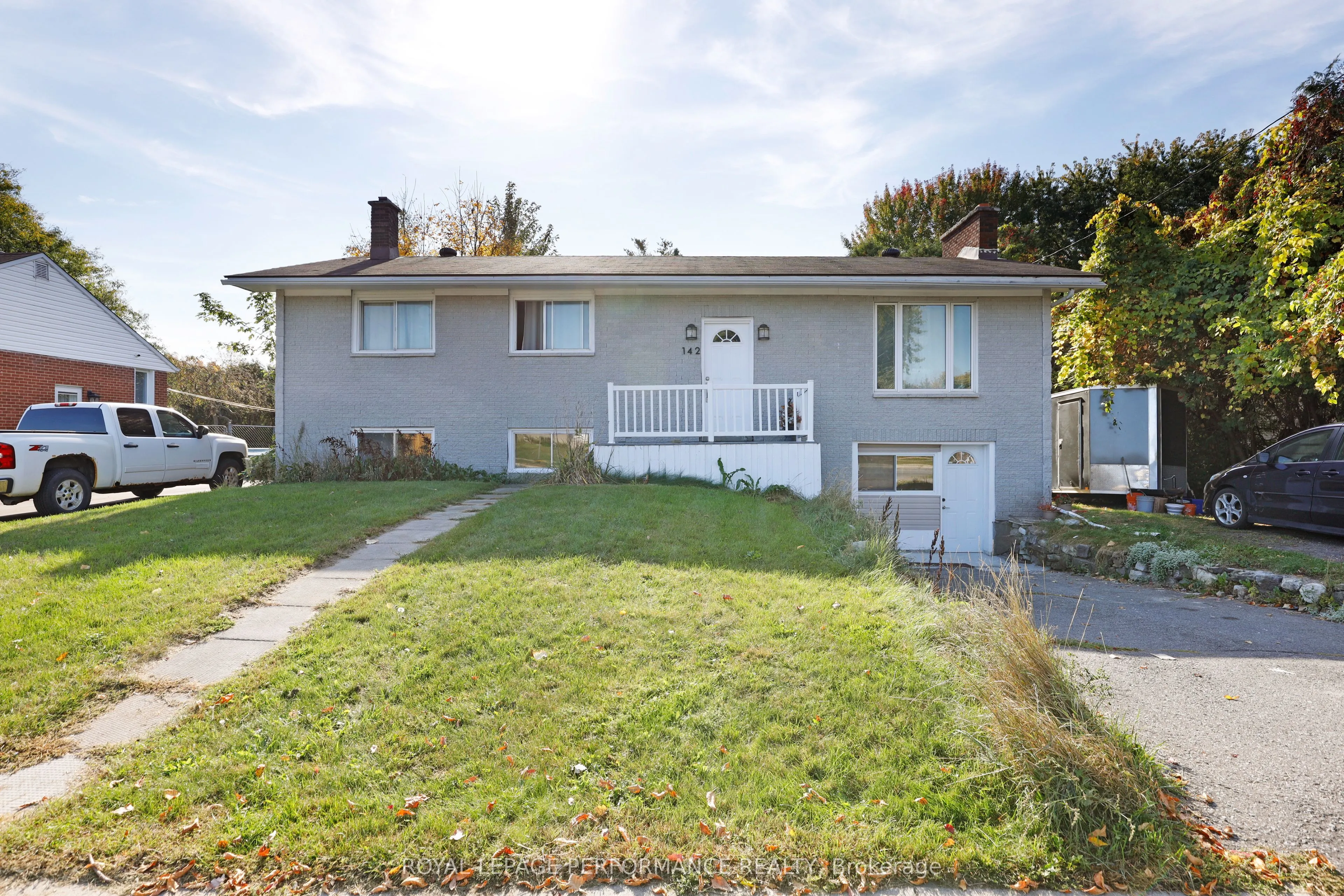 142 Meadowlands Drive W