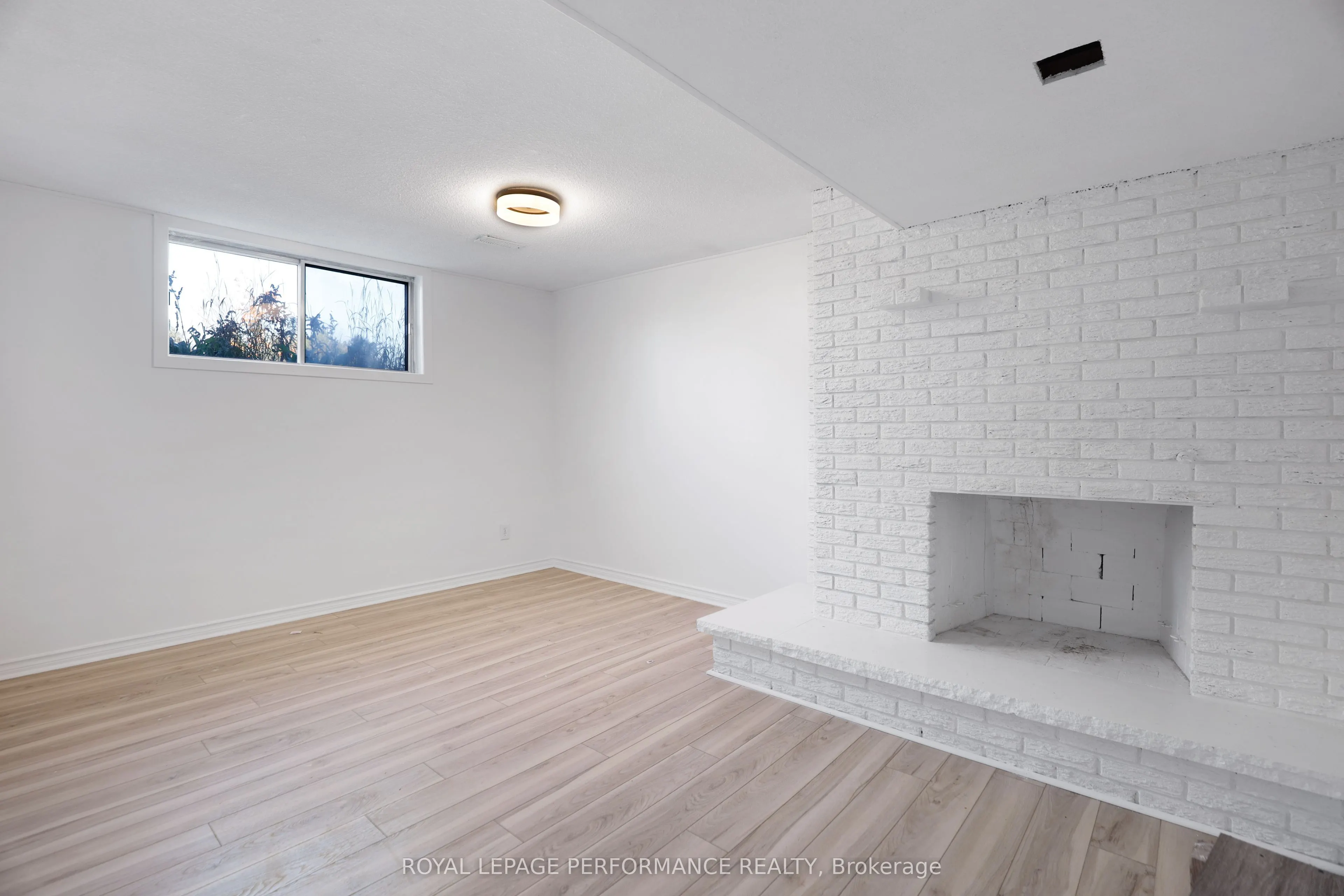 142 Meadowlands Drive W