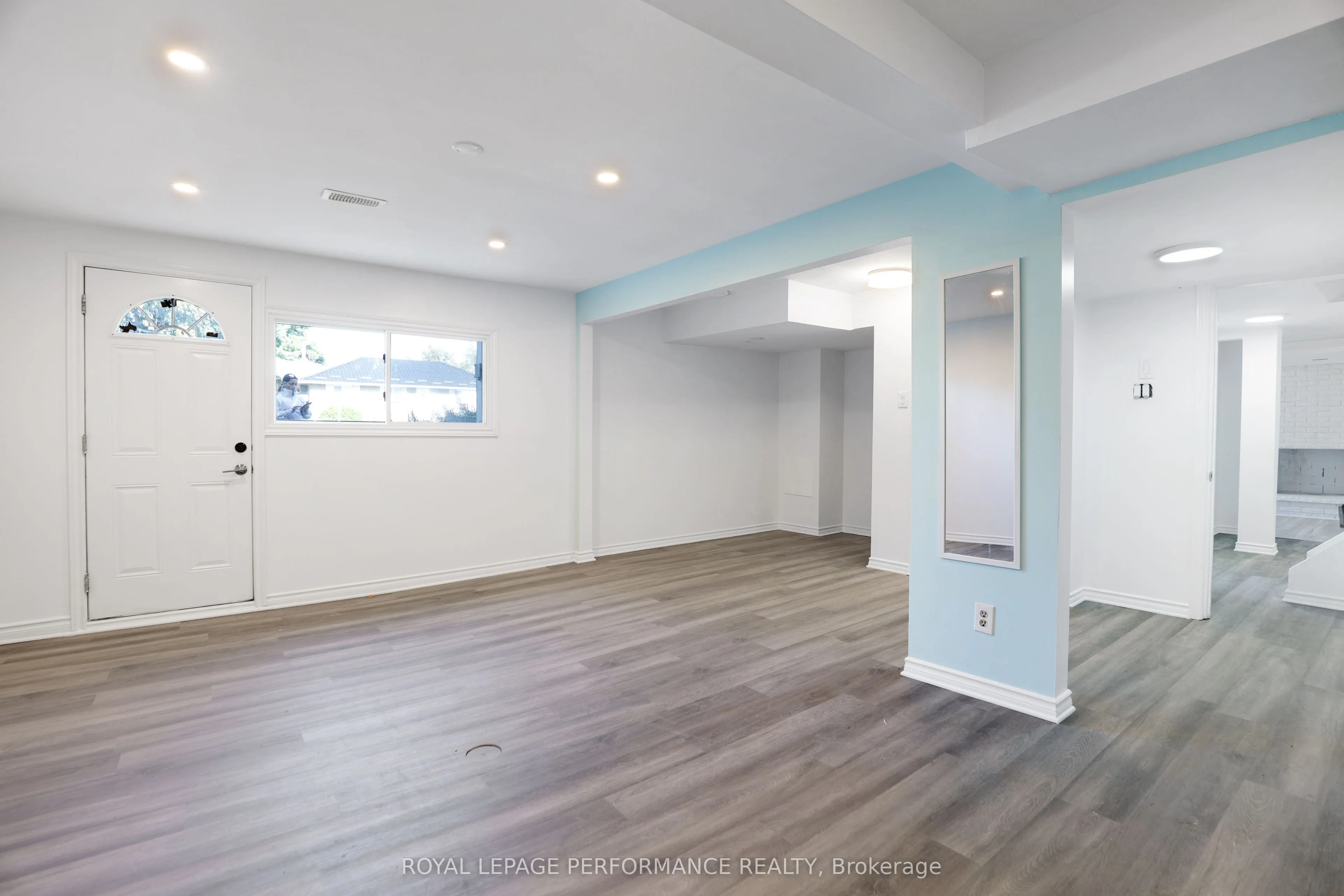 142 Meadowlands Drive W