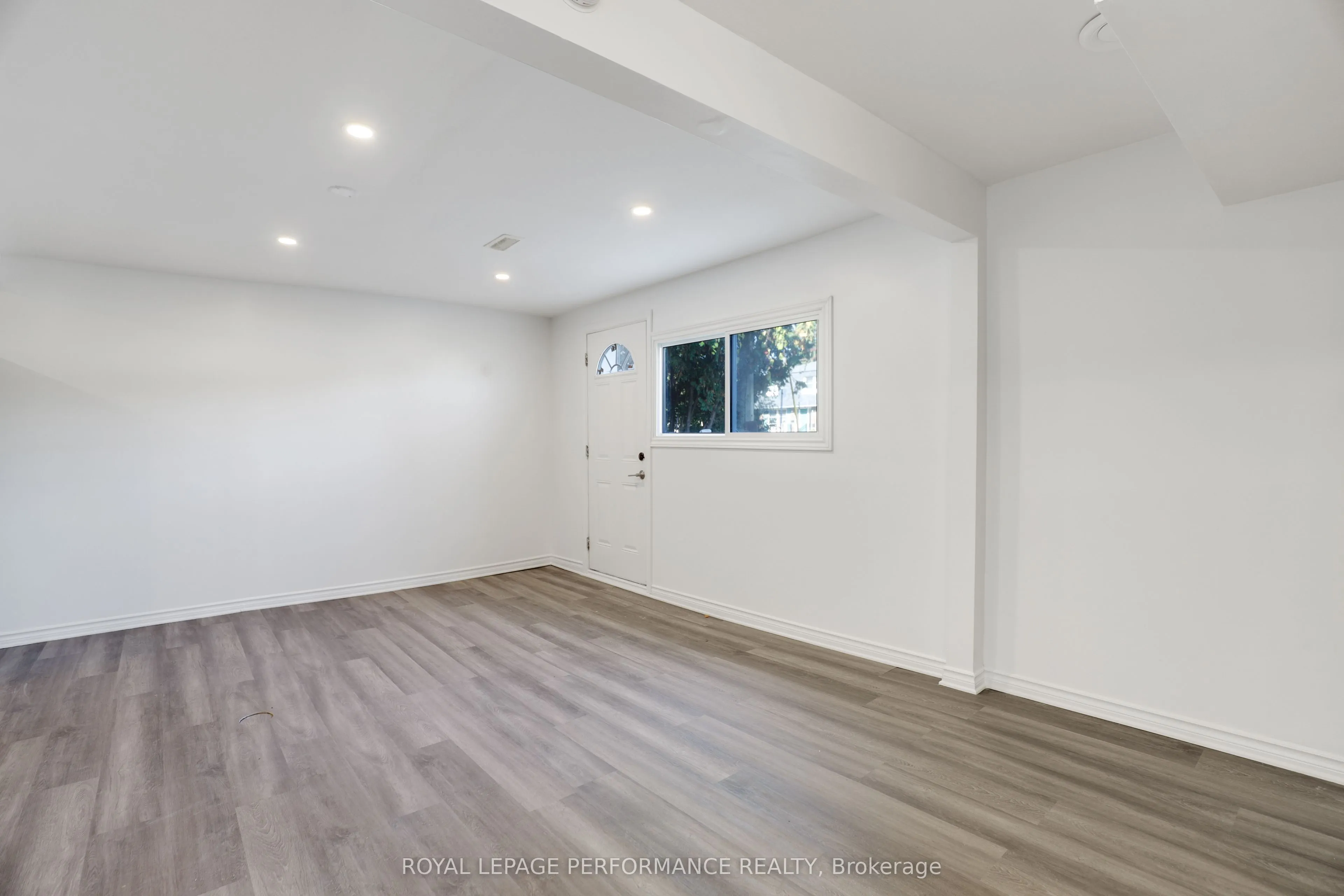 142 Meadowlands Drive W