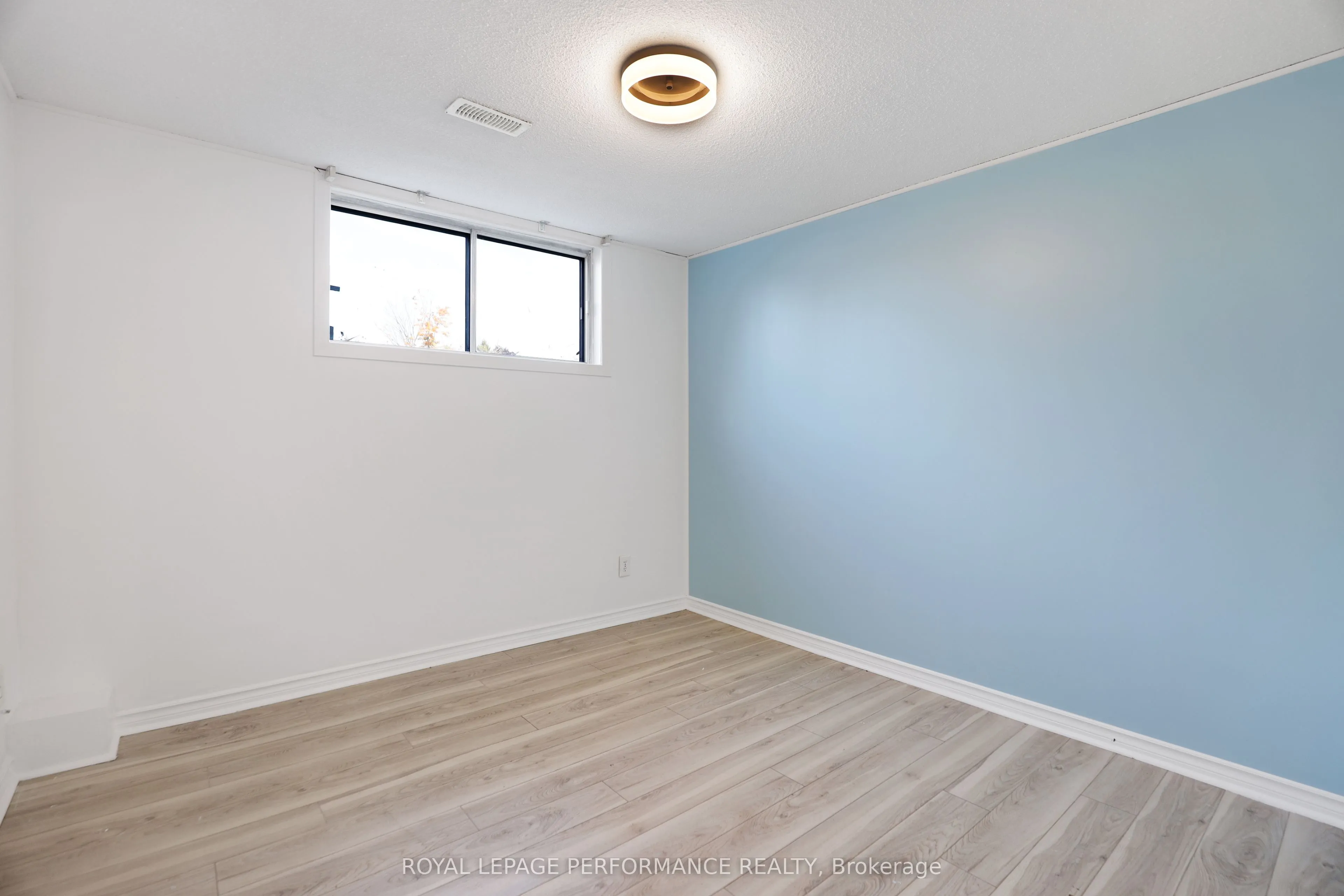 142 Meadowlands Drive W