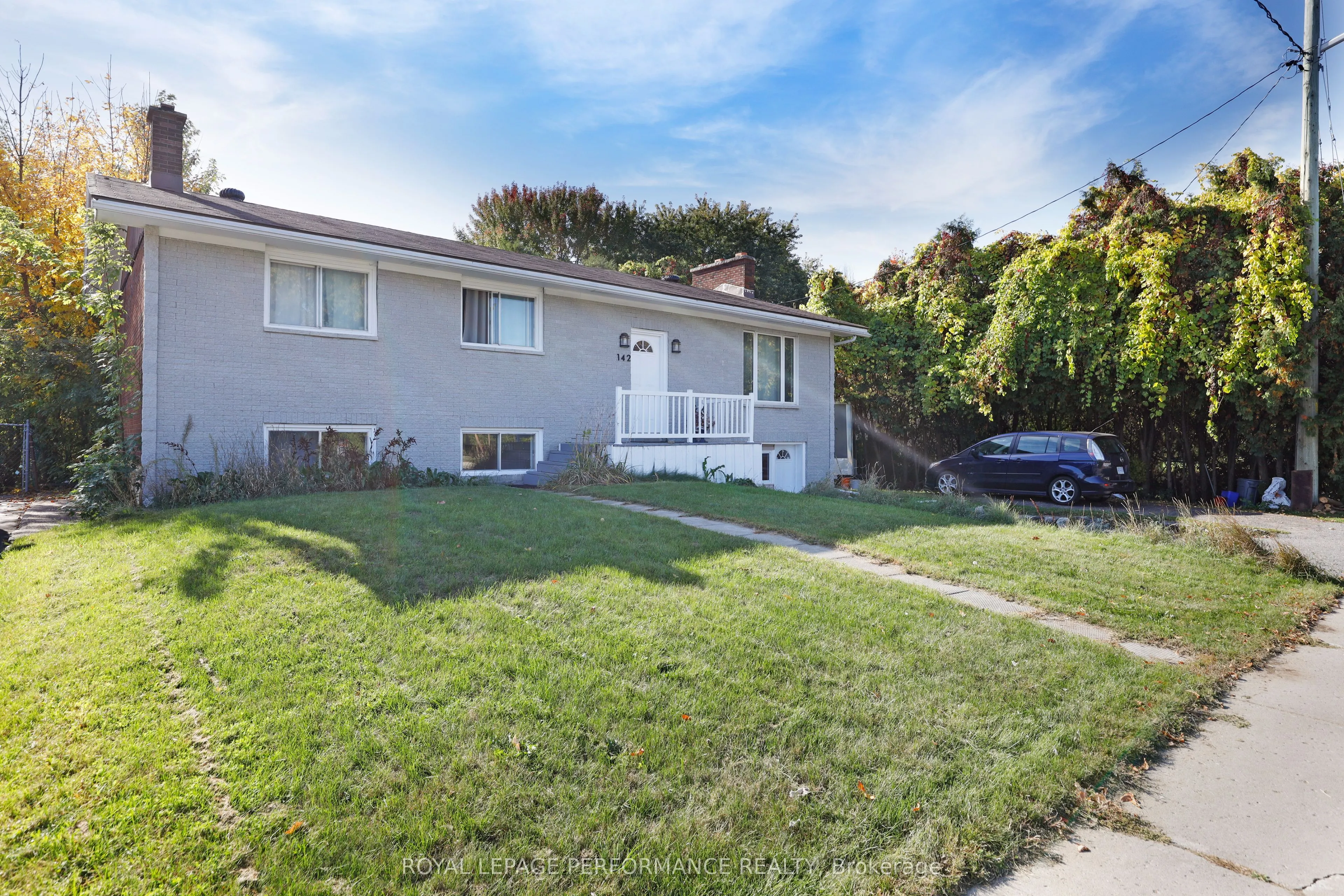 142 Meadowlands Drive W