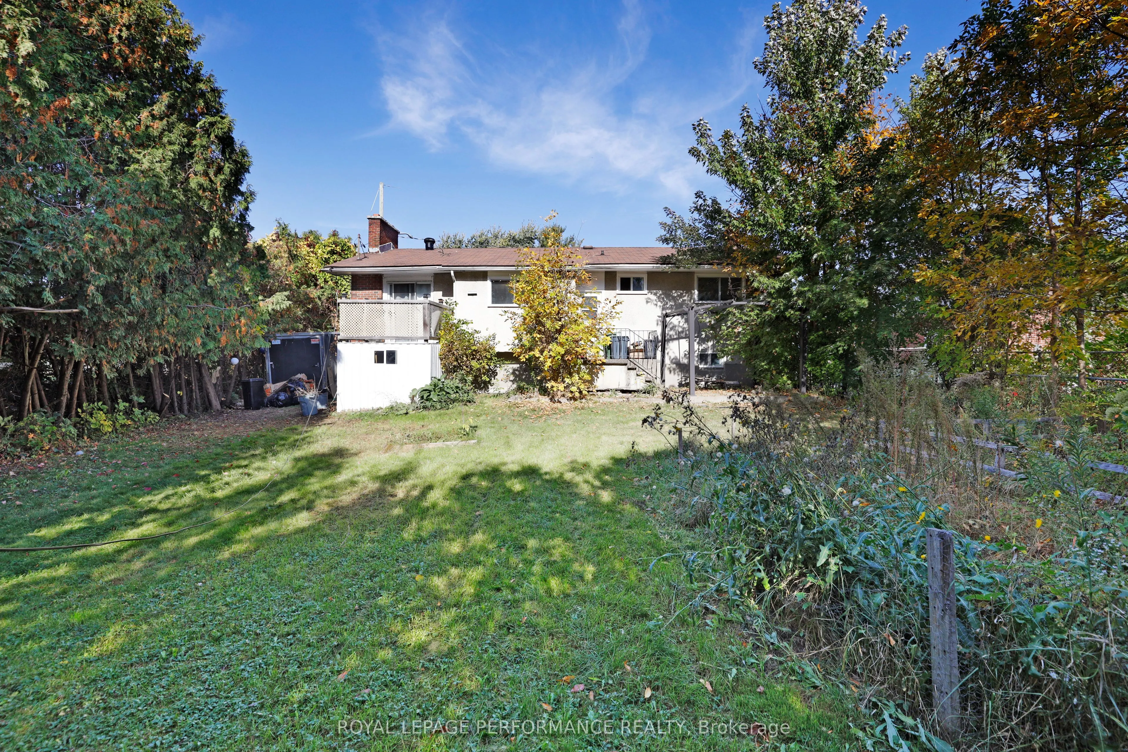 142 Meadowlands Drive W