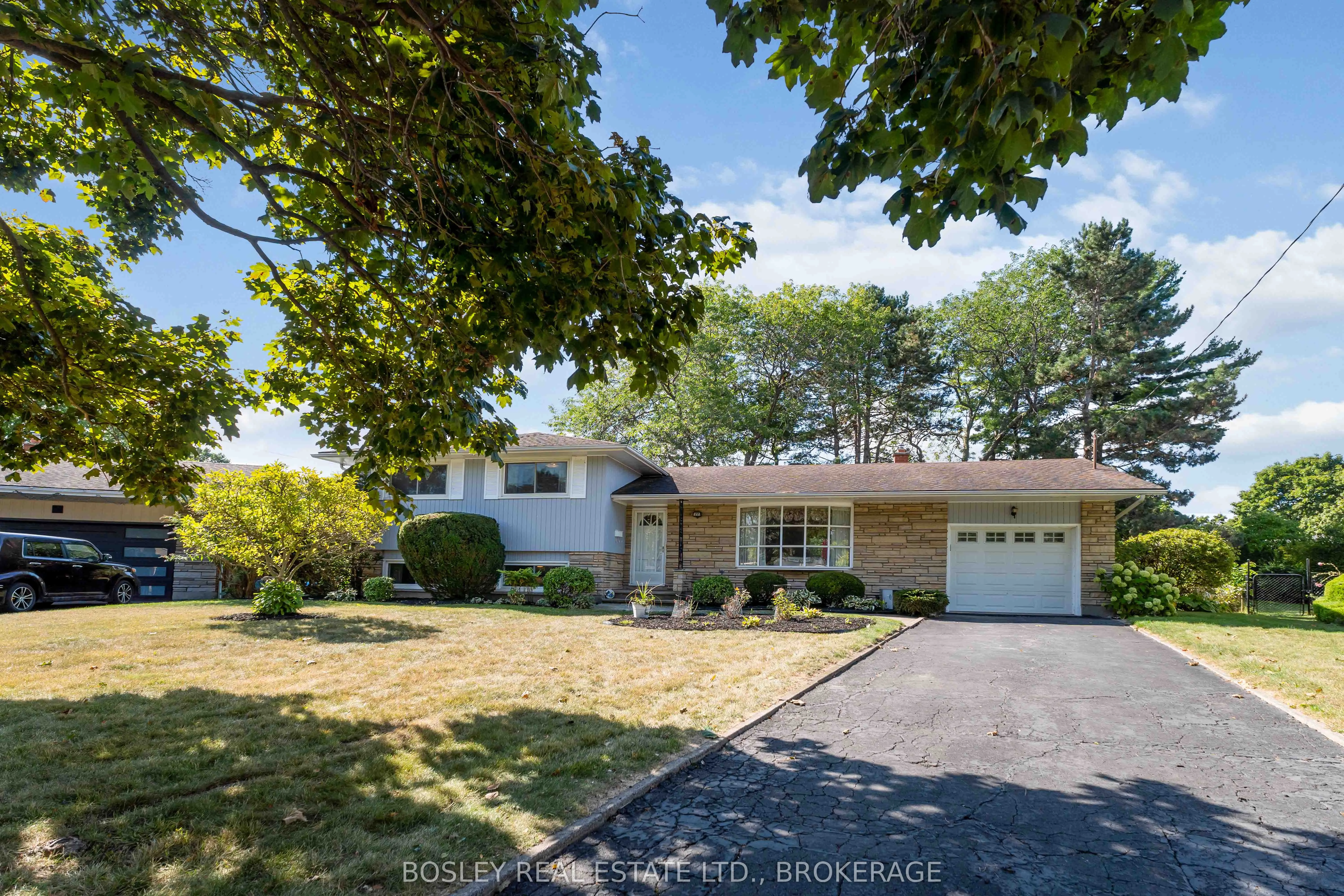 27 Meadowlark Crescent