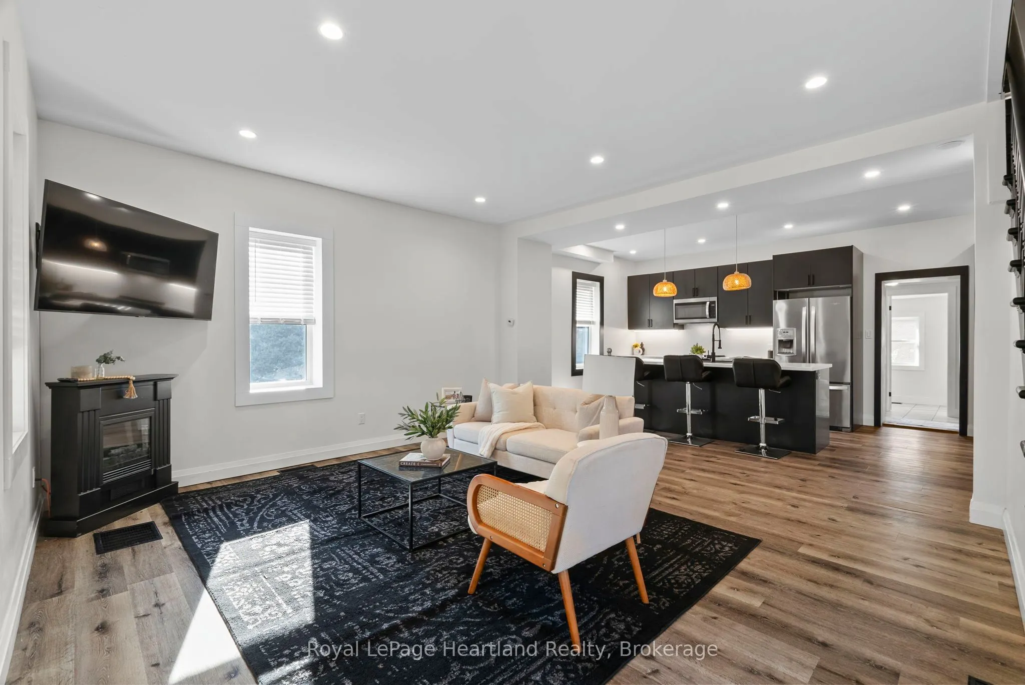 15 QUEEN Street E