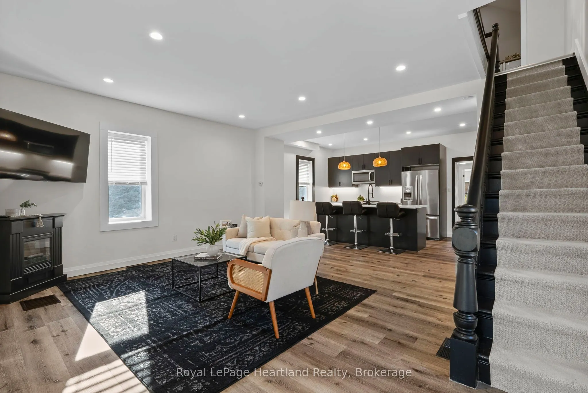 15 QUEEN Street E