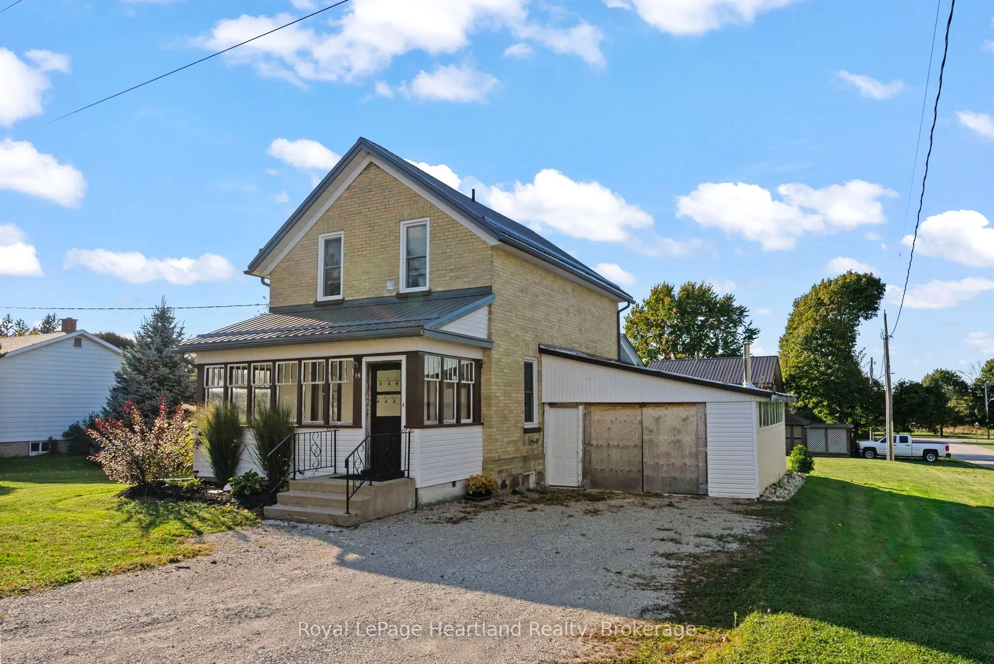 15 QUEEN Street E