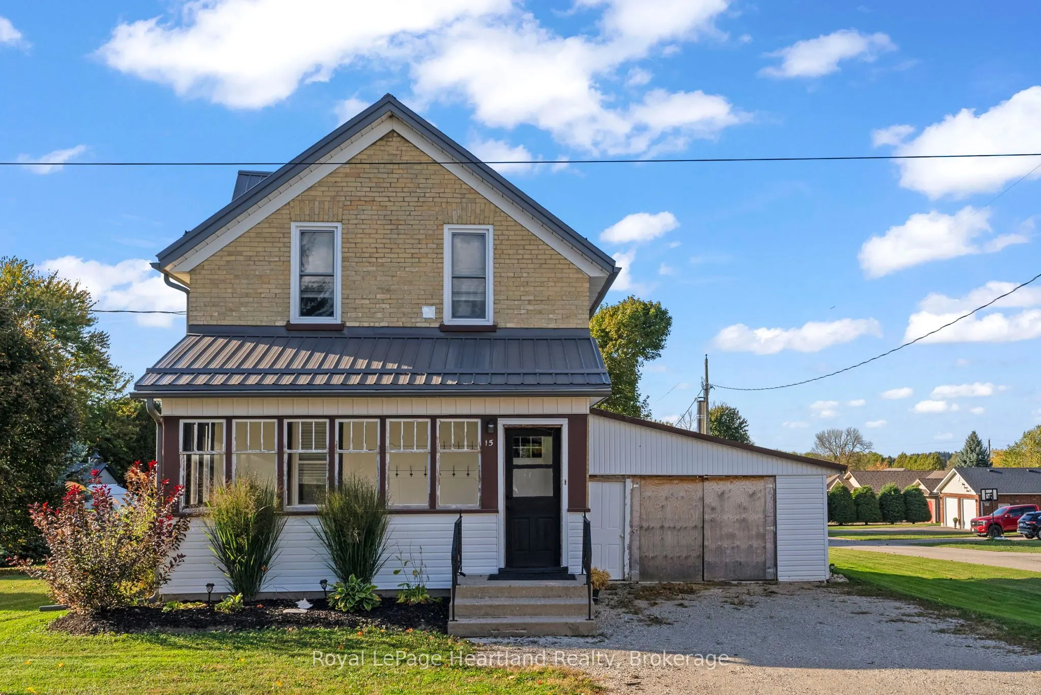 15 QUEEN Street E