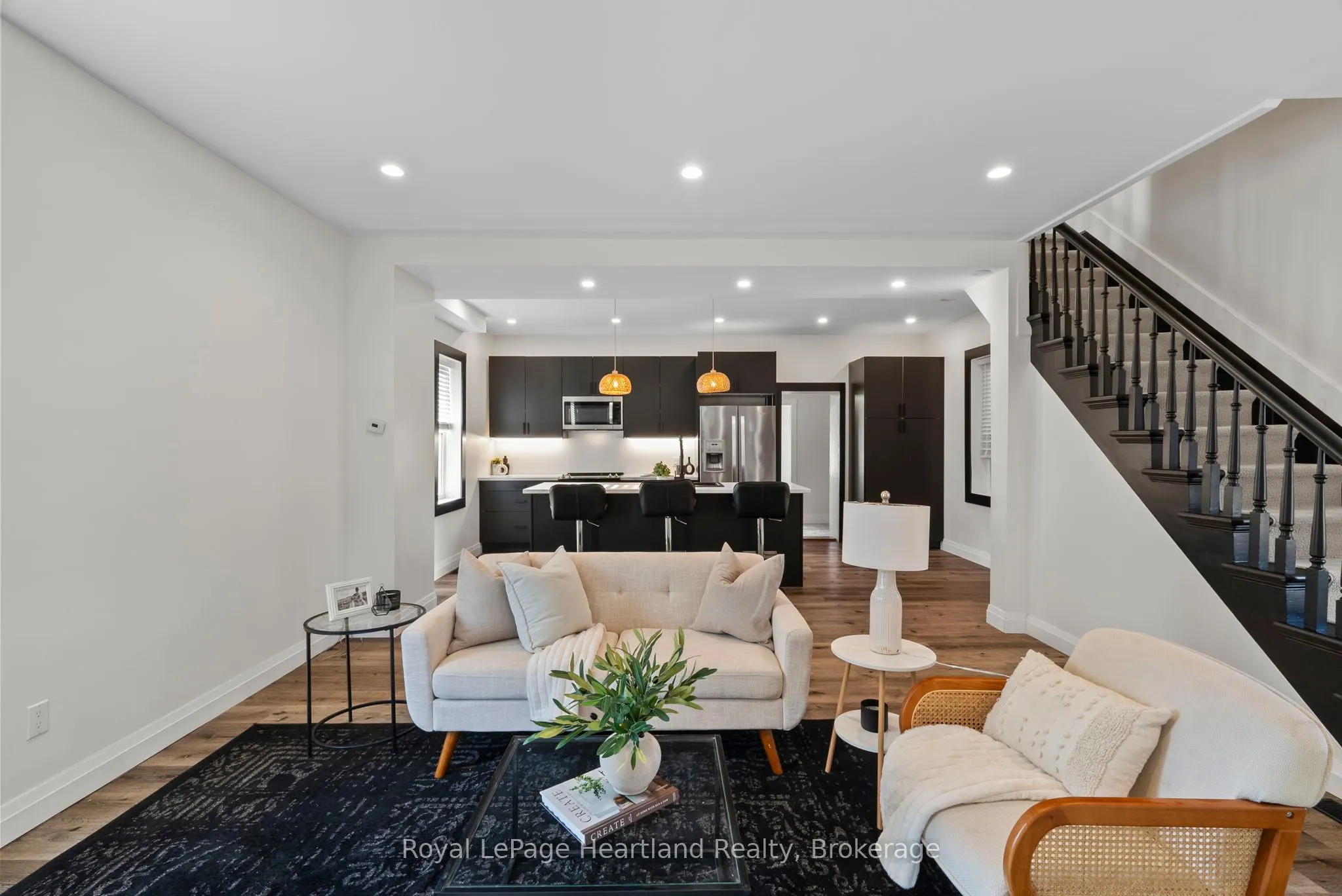 15 QUEEN Street E