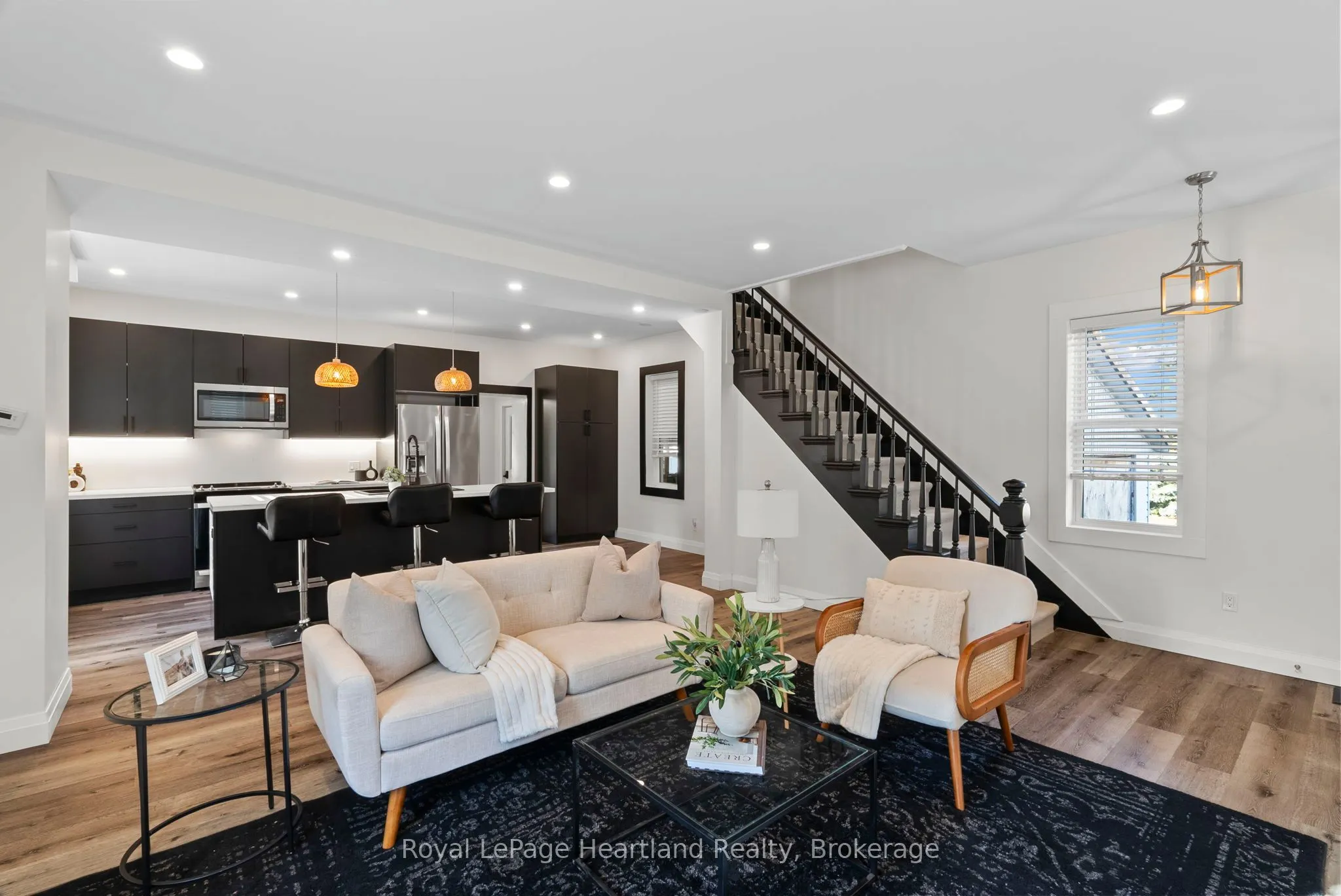 15 QUEEN Street E