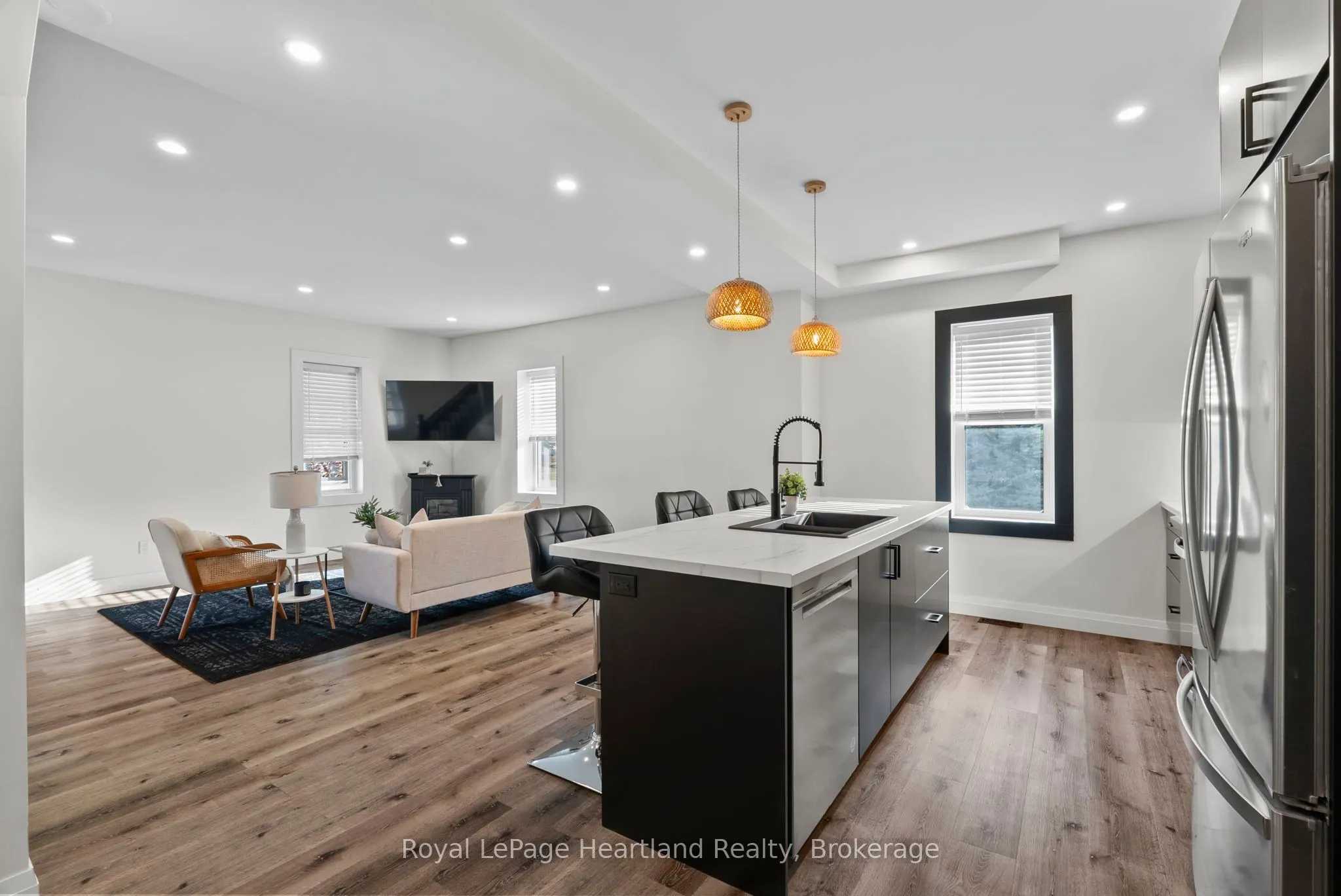 15 QUEEN Street E