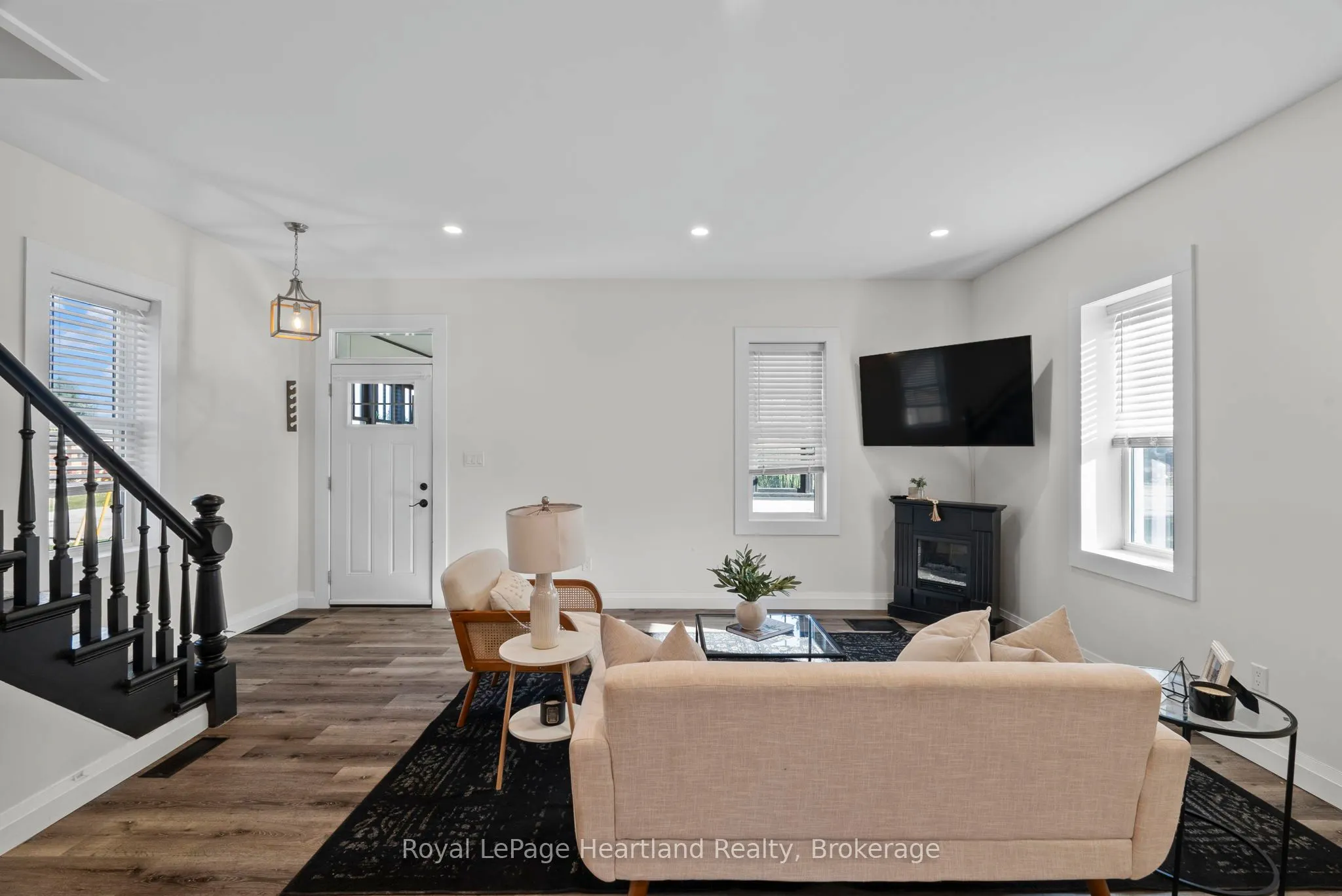 15 QUEEN Street E