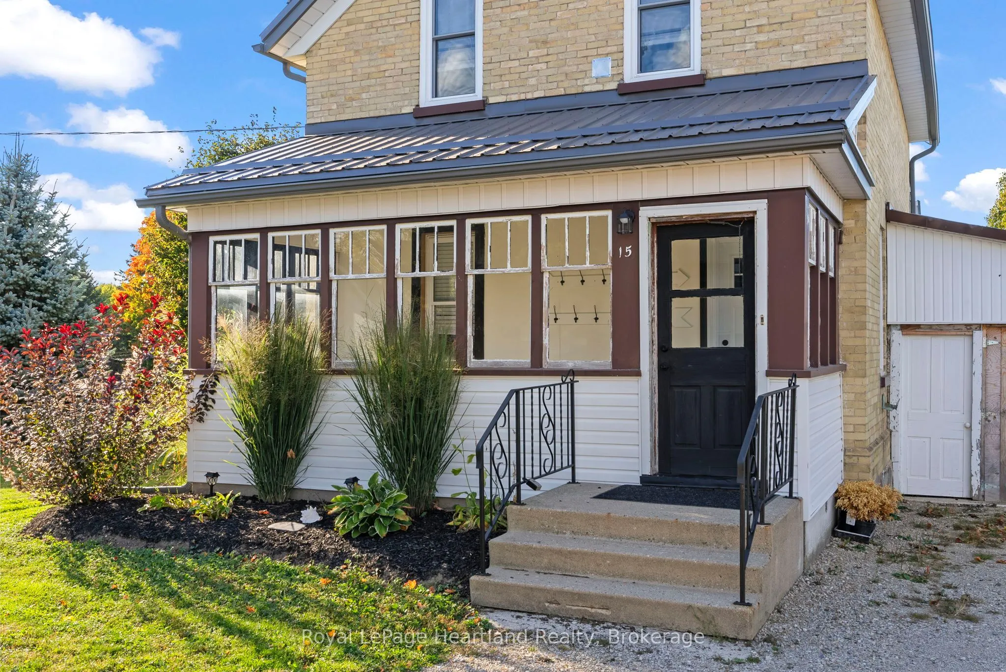 15 QUEEN Street E