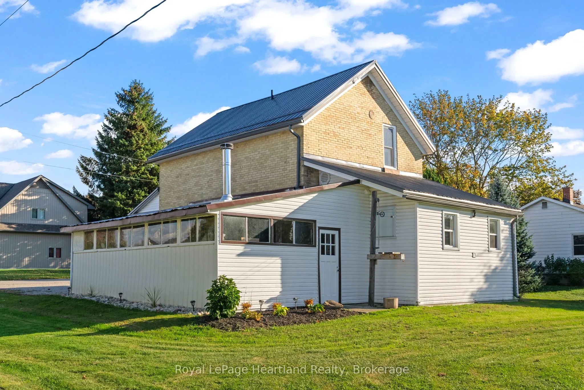 15 QUEEN Street E