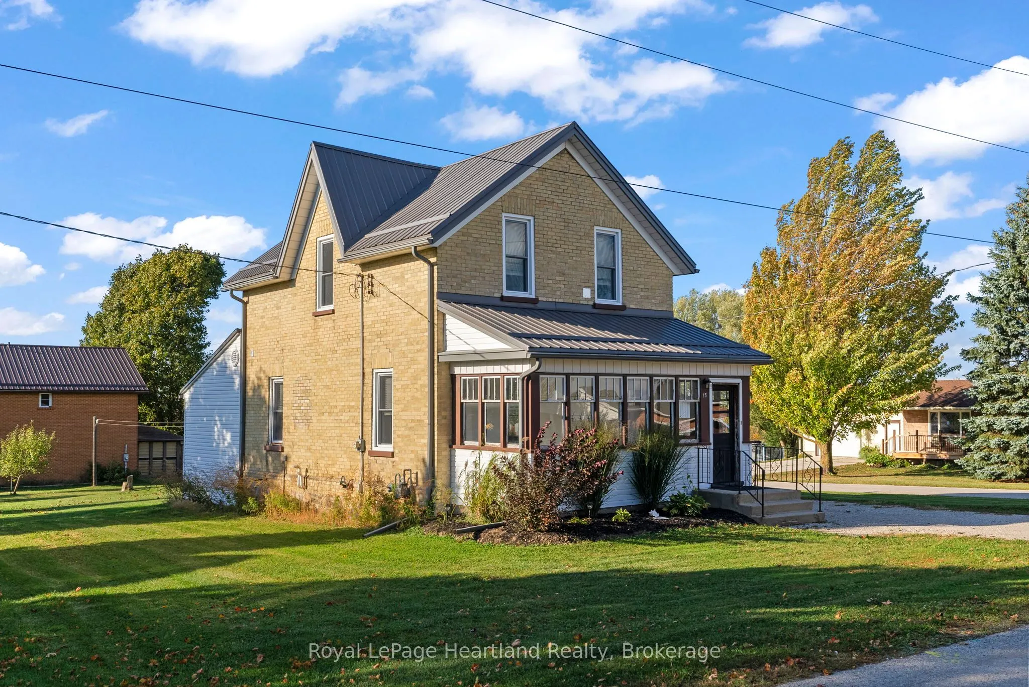 15 QUEEN Street E