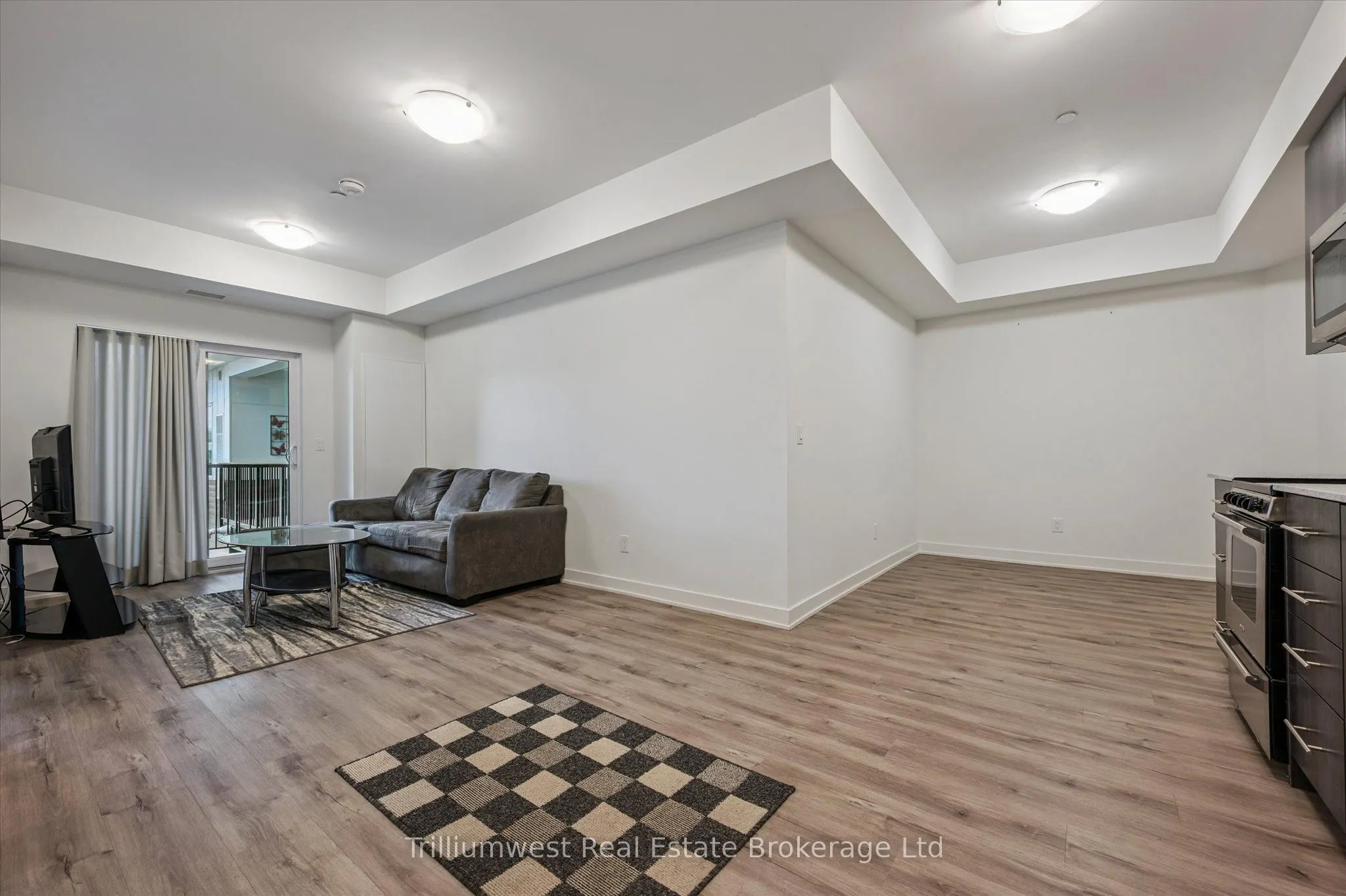 110 Fergus Avenue, #423