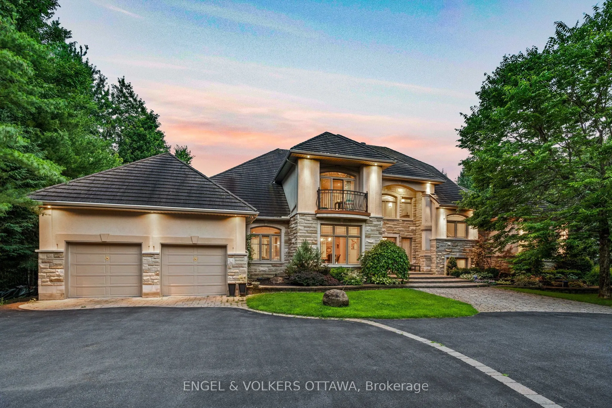 5800 Queenscourt Crescent