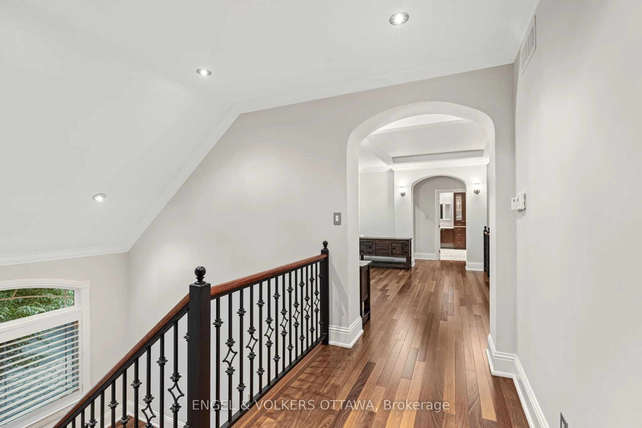 5800 Queenscourt Crescent