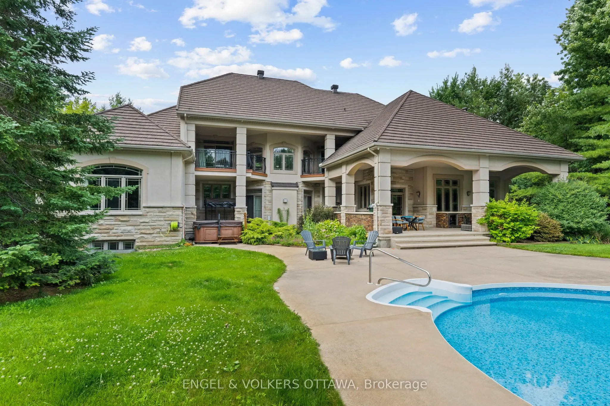 5800 Queenscourt Crescent