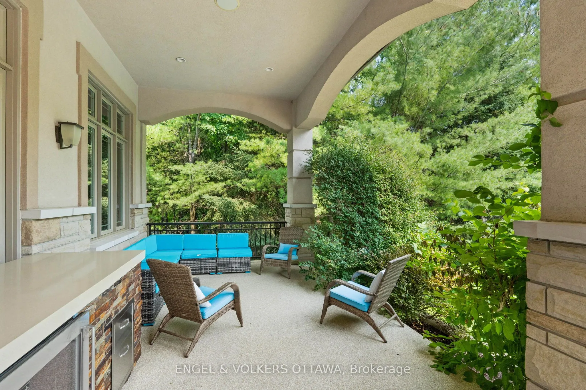 5800 Queenscourt Crescent
