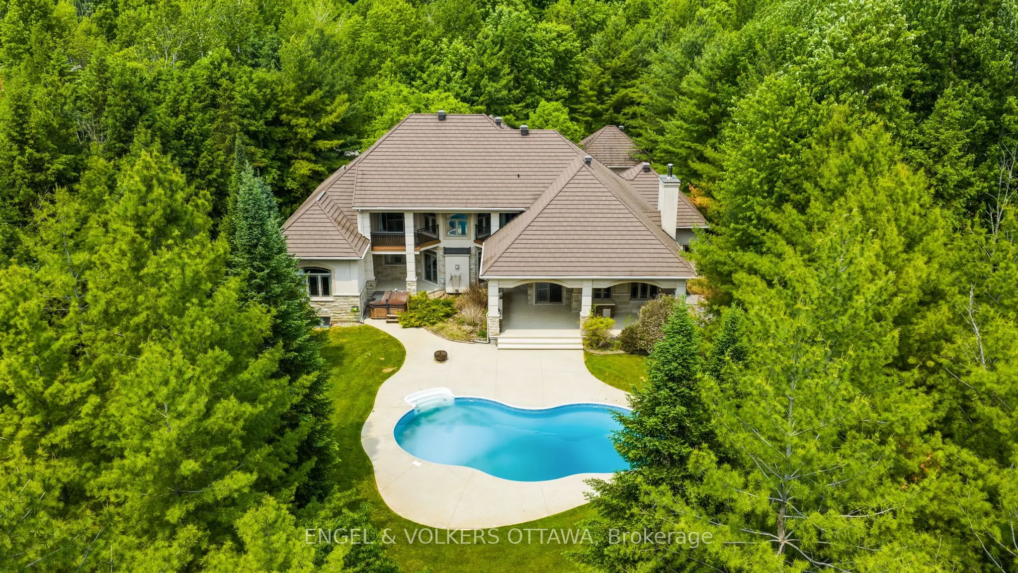 5800 Queenscourt Crescent