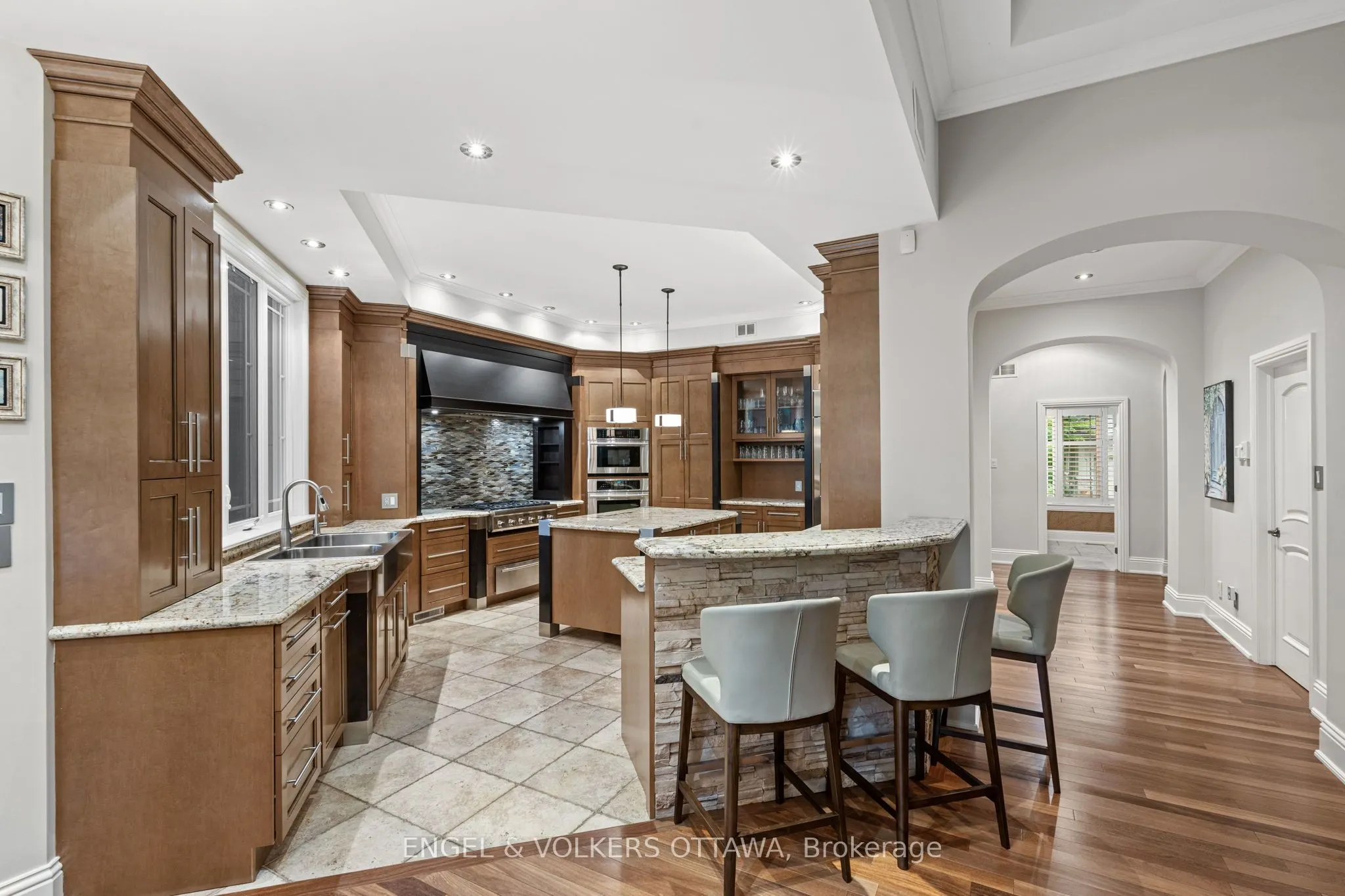 5800 Queenscourt Crescent