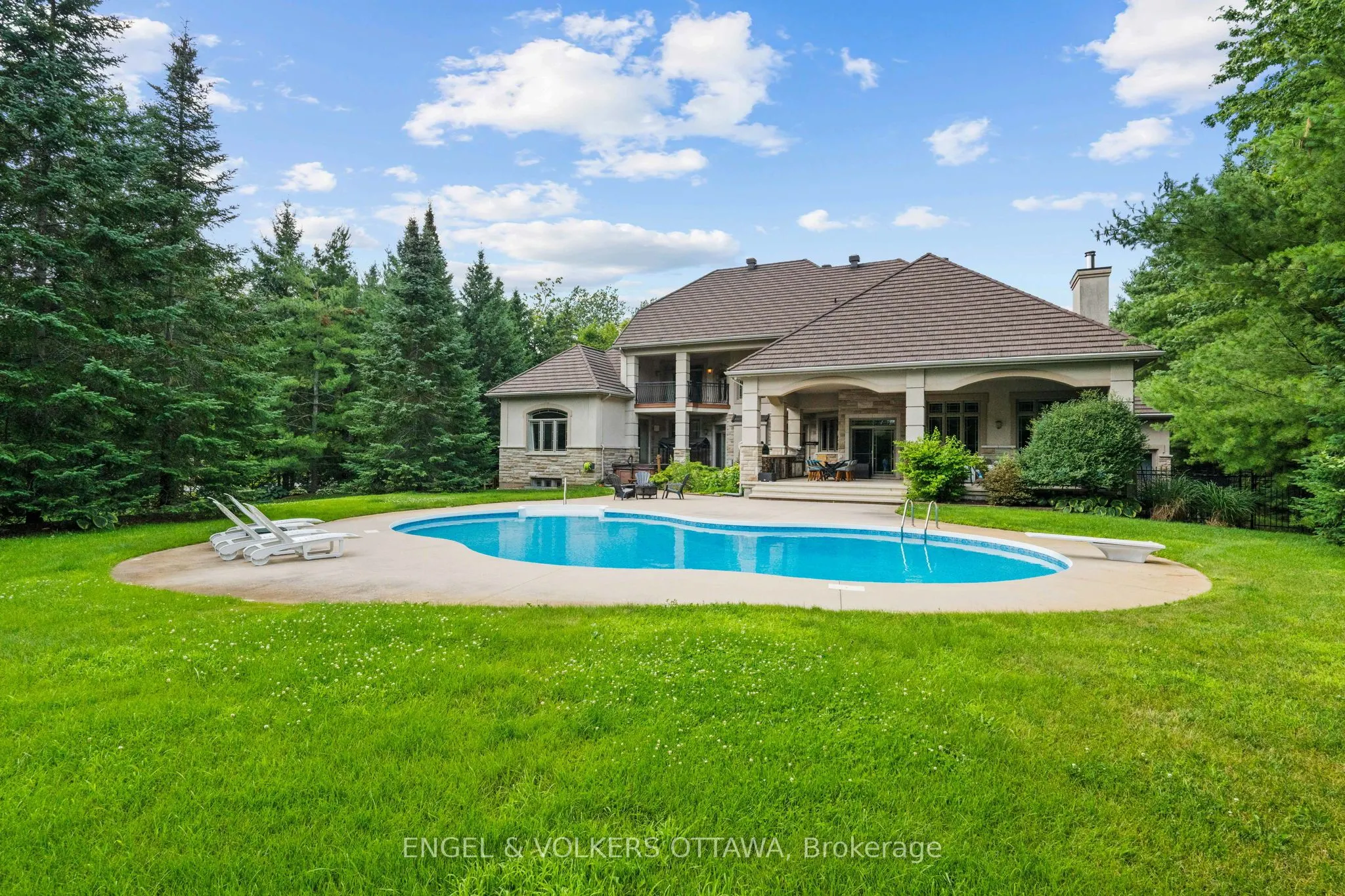 5800 Queenscourt Crescent